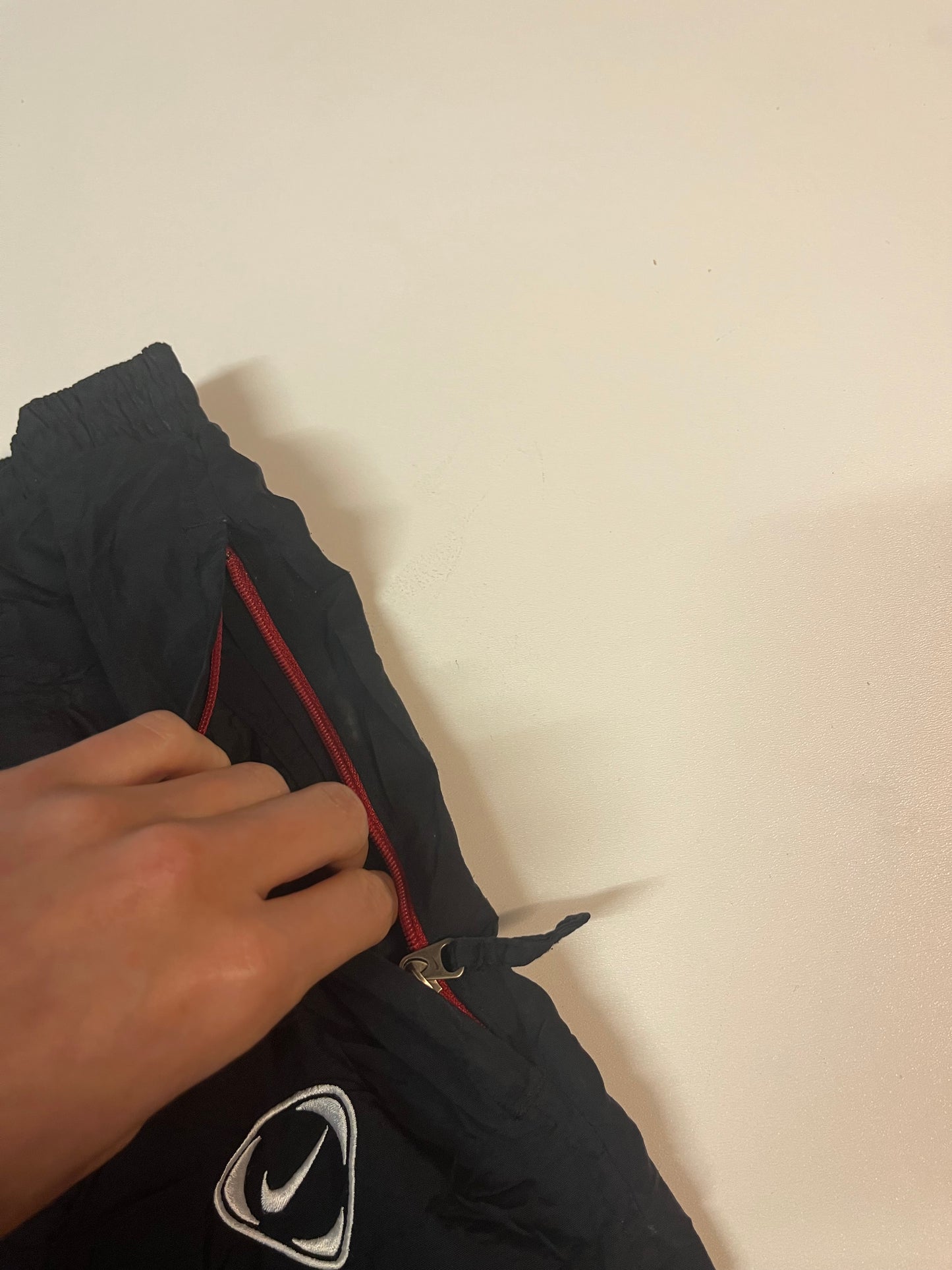 Entdecke unsere Vintage Track Pants von Nike und anderen Marken, erhältlich bei Valuxery.de - Dein Shop für trendige Vintage - Kleidung. Unsere Track Pants sind aus hochwertigen Materialien und