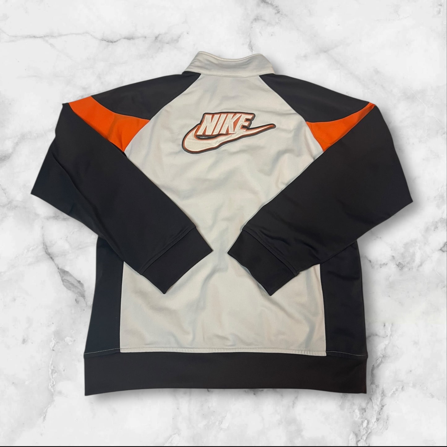 Entdecke unsere Vintage Track Pants von Nike und anderen Marken, erhältlich bei Valuxery.de - Dein Shop für trendige Vintage - Kleidung. Unsere Track Pants sind aus hochwertigen Materialien und