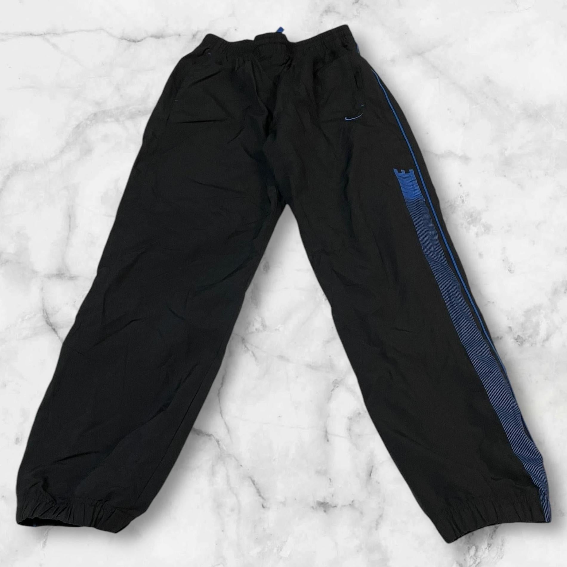 Entdecke unsere Vintage Track Pants von Nike und anderen Marken, erhältlich bei Valuxery.de - Dein Shop für trendige Vintage - Kleidung. Unsere Track Pants sind aus hochwertigen Materialien und