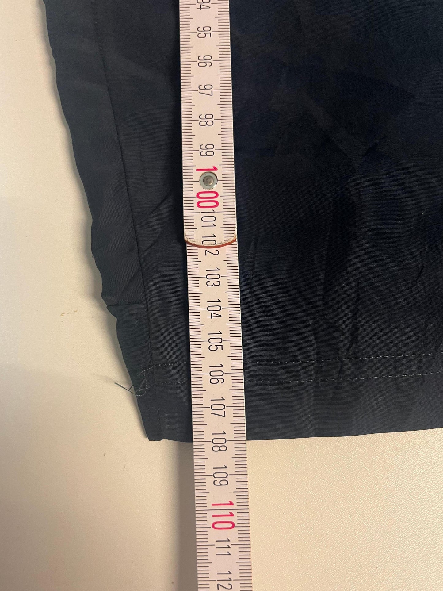 Entdecke unsere Vintage Track Pants von Nike und anderen Marken, erhältlich bei Valuxery.de - Dein Shop für trendige Vintage - Kleidung. Unsere Track Pants sind aus hochwertigen Materialien und