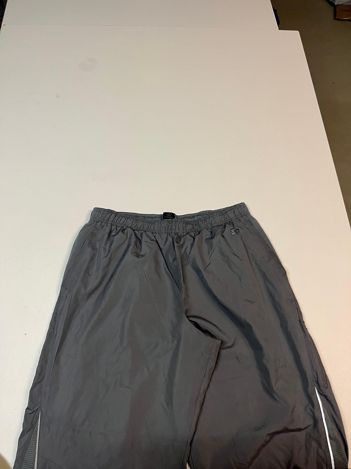 Entdecke unsere Vintage Track Pants von Nike und anderen Marken, erhältlich bei Valuxery.de - Dein Shop für trendige Vintage - Kleidung. Unsere Track Pants sind aus hochwertigen Materialien und