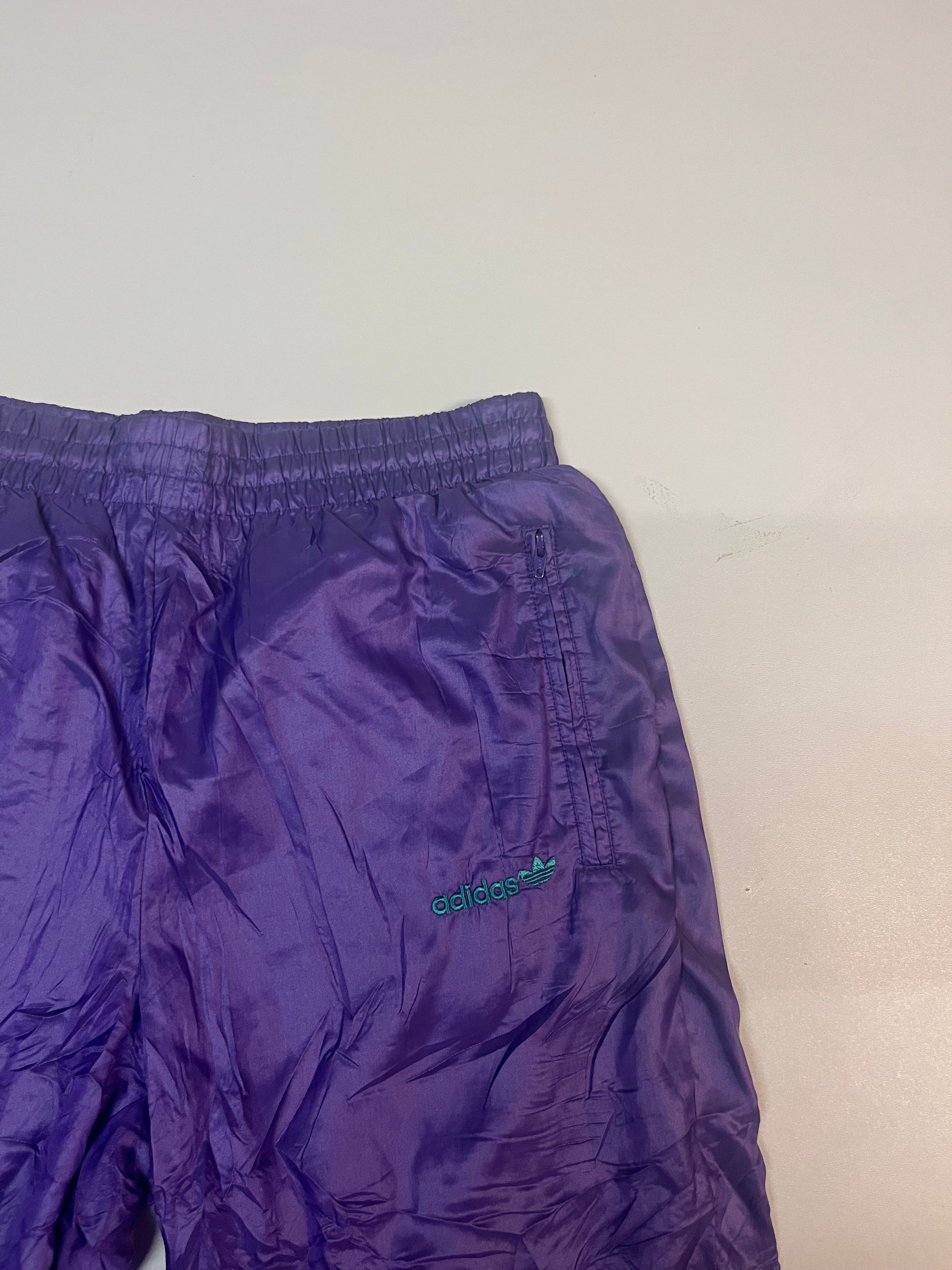Entdecke unsere Vintage Track Pants von Nike und anderen Marken, erhältlich bei Valuxery.de - Dein Shop für trendige Vintage - Kleidung. Unsere Track Pants sind aus hochwertigen Materialien und
