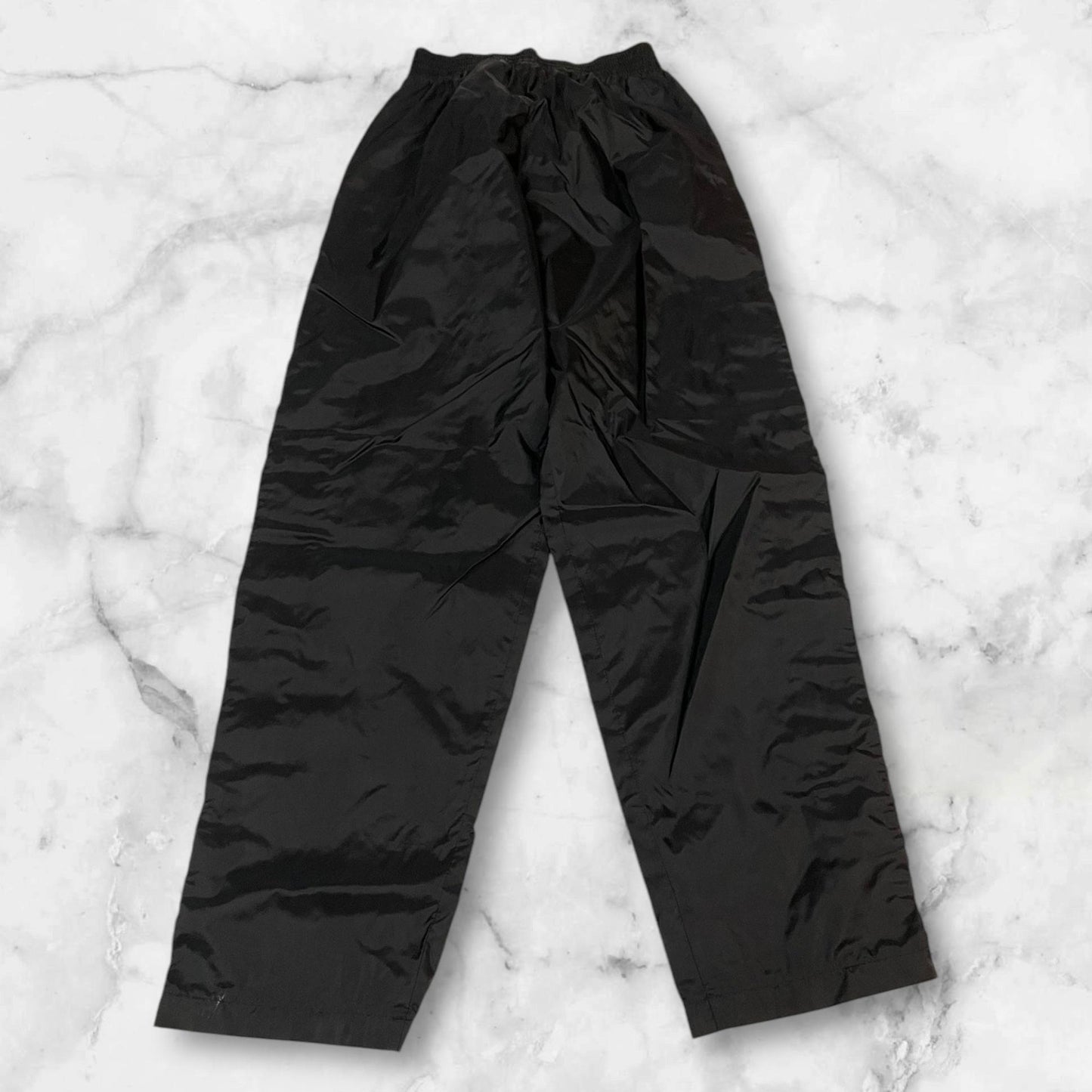 Entdecke unsere Vintage Track Pants von Nike und anderen Marken, erhältlich bei Valuxery.de - Dein Shop für trendige Vintage - Kleidung. Unsere Track Pants sind aus hochwertigen Materialien und