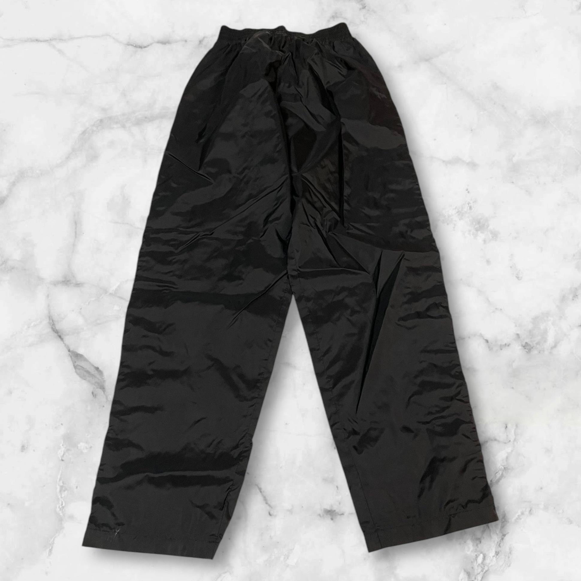 Entdecke unsere Vintage Track Pants von Nike und anderen Marken, erhältlich bei Valuxery.de - Dein Shop für trendige Vintage - Kleidung. Unsere Track Pants sind aus hochwertigen Materialien und