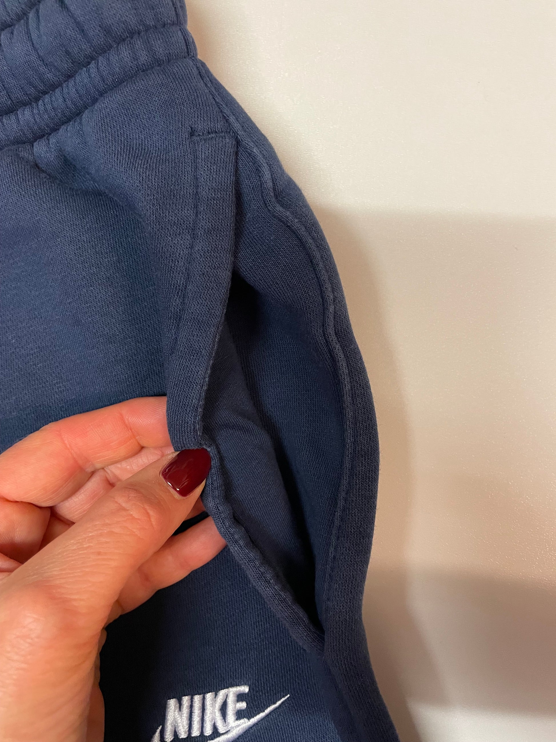 Entdecke unsere Vintage Track Pants von Nike und anderen Marken, erhältlich bei Valuxery.de - Dein Shop für trendige Vintage - Kleidung. Unsere Track Pants sind aus hochwertigen Materialien und