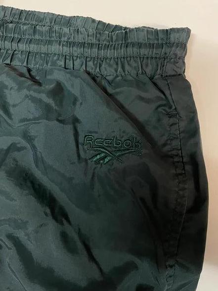 Entdecke unsere Vintage Track Pants von Nike und anderen Marken, erhältlich bei Valuxery.de - Dein Shop für trendige Vintage - Kleidung. Unsere Track Pants sind aus hochwertigen Materialien und