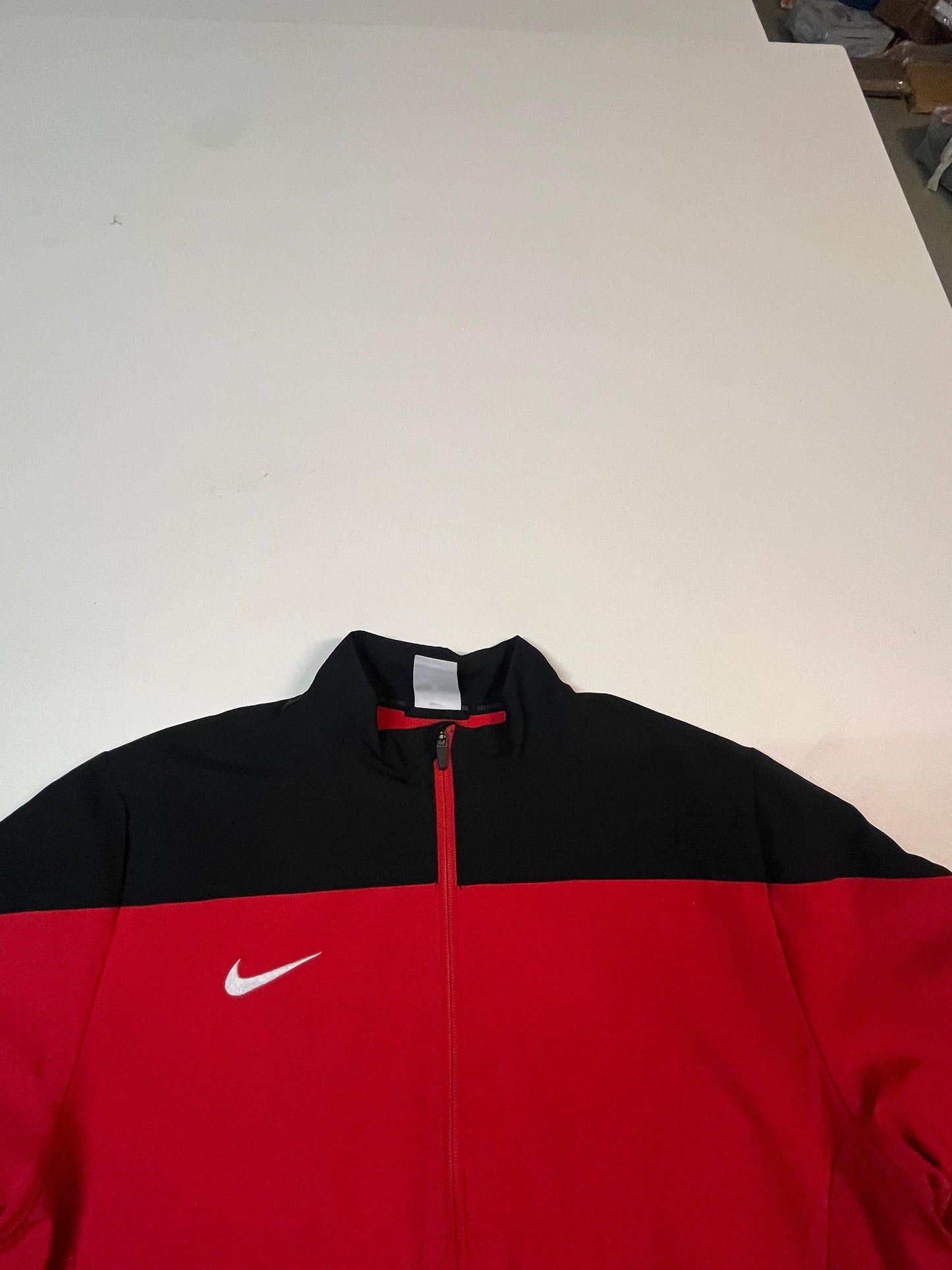 Entdecke unsere Vintage Track Pants von Nike und anderen Marken, erhältlich bei Valuxery.de - Dein Shop für trendige Vintage - Kleidung. Unsere Track Pants sind aus hochwertigen Materialien und