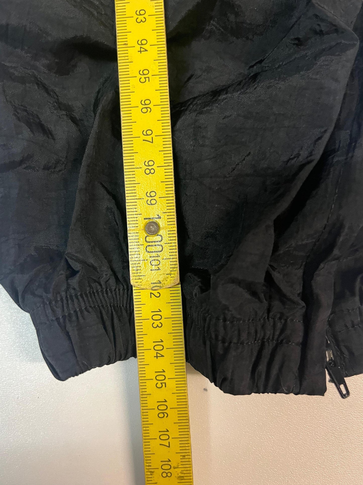 Entdecke unsere Vintage Track Pants von Nike und anderen Marken, erhältlich bei Valuxery.de - Dein Shop für trendige Vintage - Kleidung. Unsere Track Pants sind aus hochwertigen Materialien und