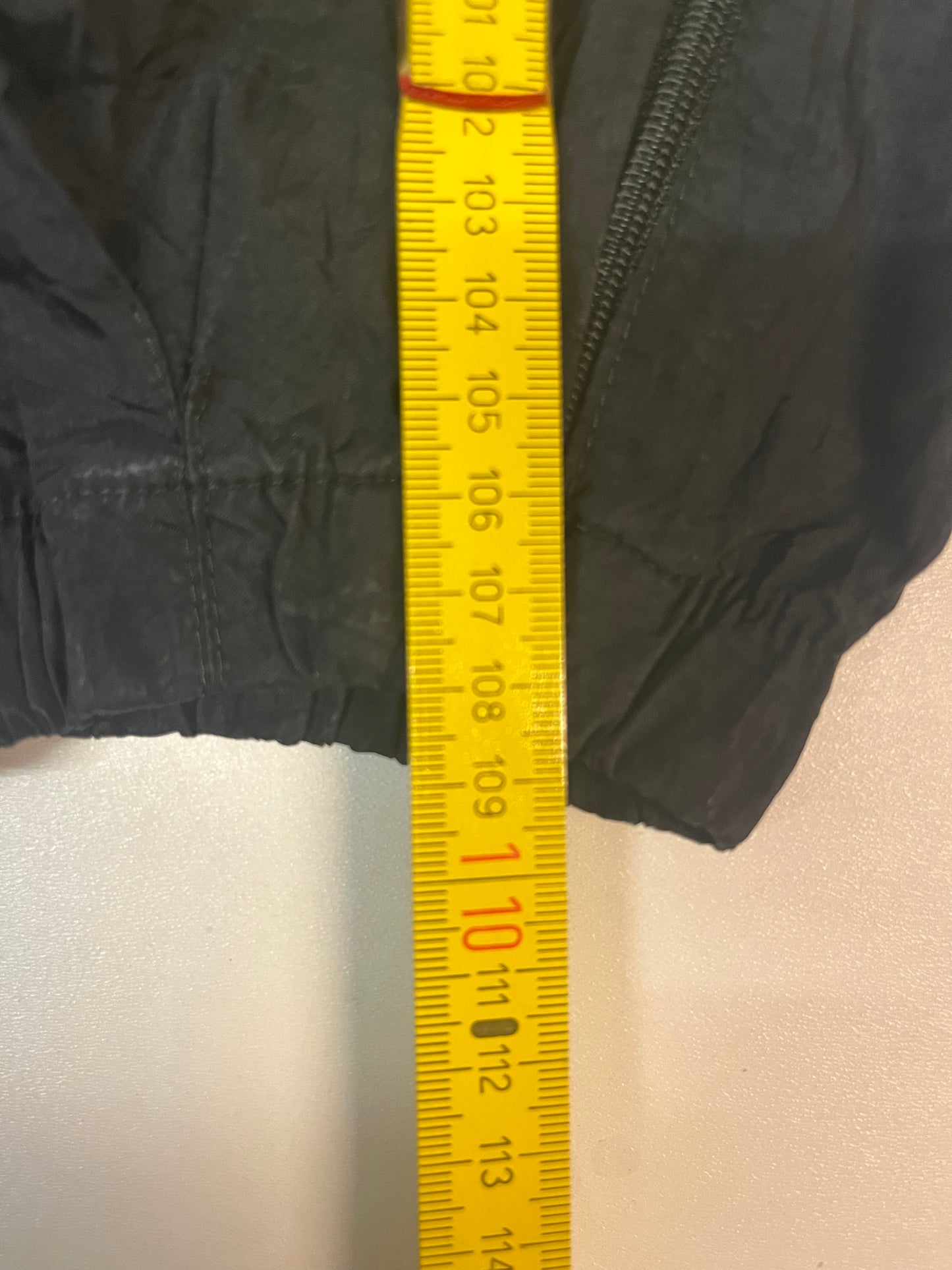 Entdecke unsere Vintage Track Pants von Nike und anderen Marken, erhältlich bei Valuxery.de - Dein Shop für trendige Vintage - Kleidung. Unsere Track Pants sind aus hochwertigen Materialien und