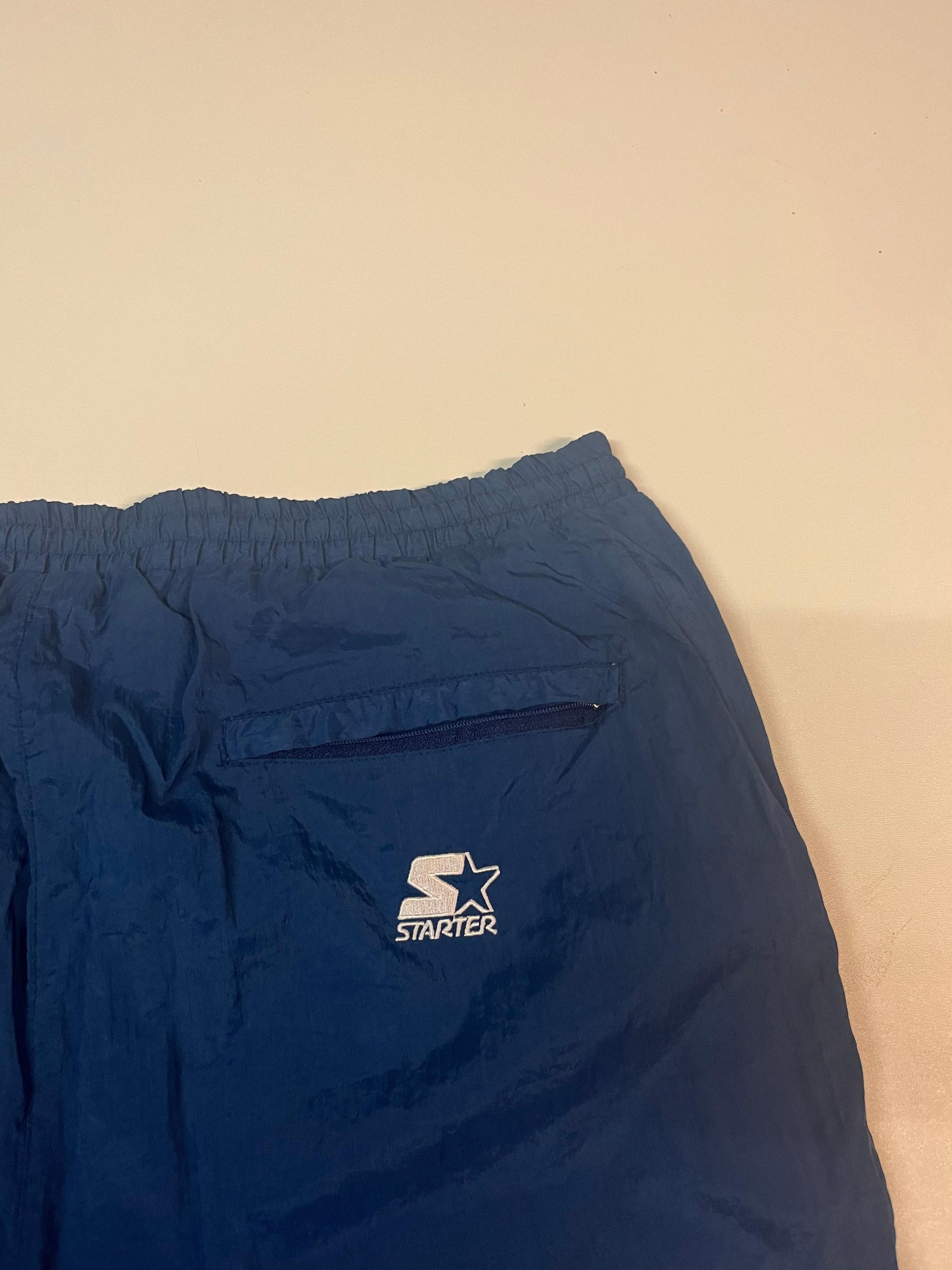 Entdecke unsere Vintage Track Pants von Nike und anderen Marken, erhältlich bei Valuxery.de - Dein Shop für trendige Vintage - Kleidung. Unsere Track Pants sind aus hochwertigen Materialien und