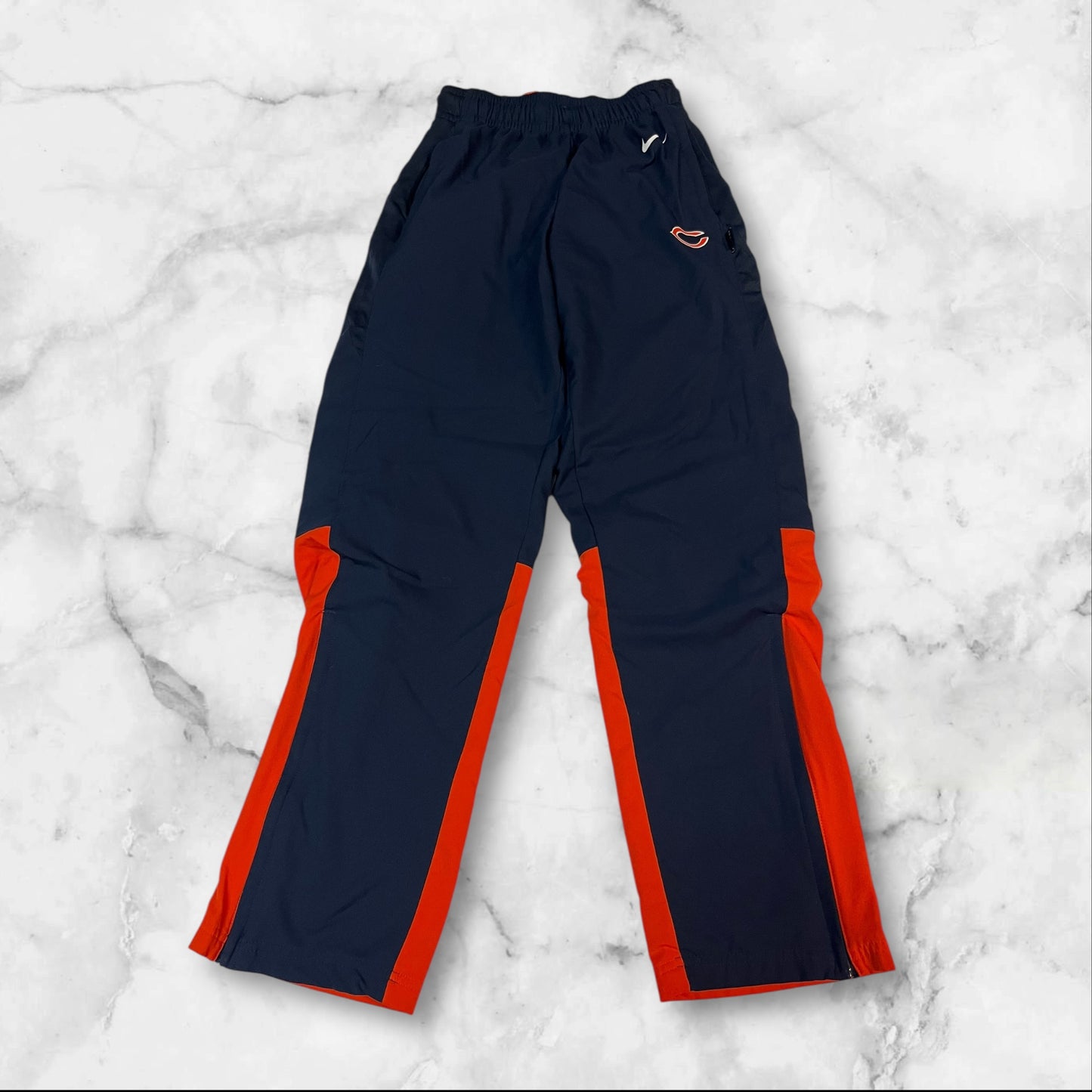 Entdecke unsere Vintage Track Pants von Nike und anderen Marken, erhältlich bei Valuxery.de - Dein Shop für trendige Vintage - Kleidung. Unsere Track Pants sind aus hochwertigen Materialien und