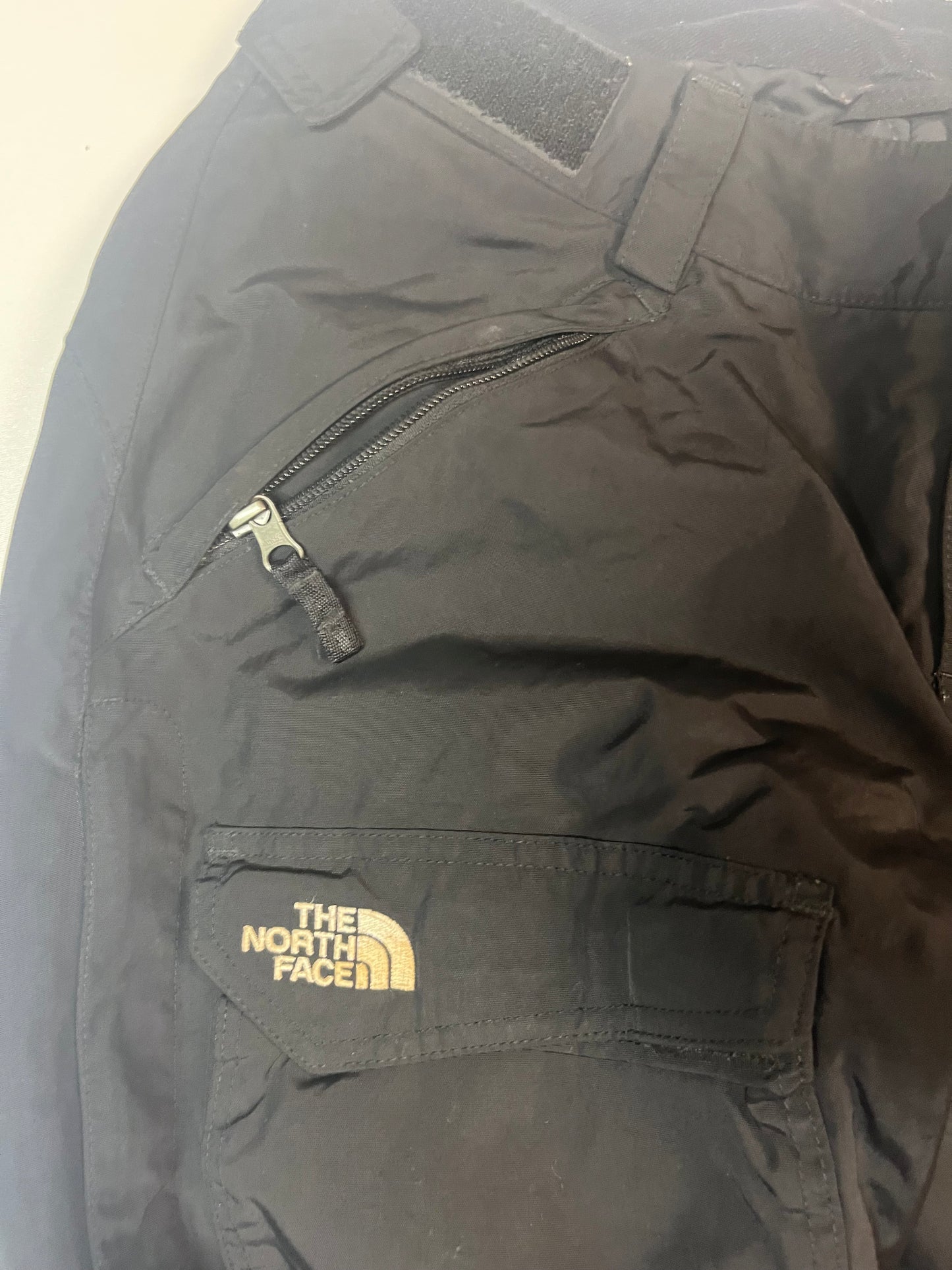 Entdecke unsere Vintage Track Pants von Nike und anderen Marken, erhältlich bei Valuxery.de - Dein Shop für trendige Vintage - Kleidung. Unsere Track Pants sind aus hochwertigen Materialien und