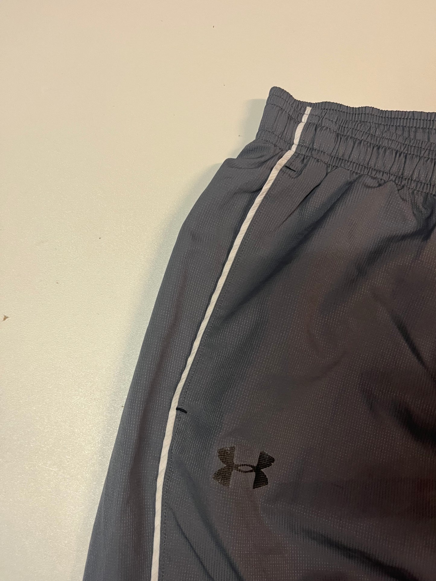 Entdecke unsere Vintage Track Pants von Nike und anderen Marken, erhältlich bei Valuxery.de - Dein Shop für trendige Vintage - Kleidung. Unsere Track Pants sind aus hochwertigen Materialien und