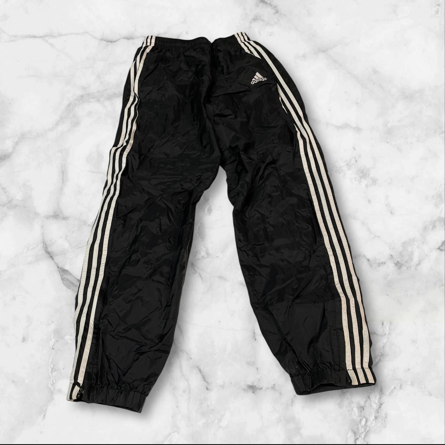 Entdecke unsere Vintage Track Pants von Nike und anderen Marken, erhältlich bei Valuxery.de - Dein Shop für trendige Vintage - Kleidung. Unsere Track Pants sind aus hochwertigen Materialien und