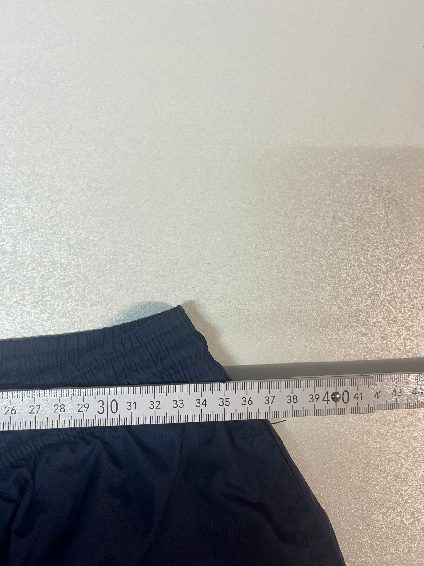 Entdecke unsere Vintage Track Pants von Nike und anderen Marken, erhältlich bei Valuxery.de - Dein Shop für trendige Vintage - Kleidung. Unsere Track Pants sind aus hochwertigen Materialien und