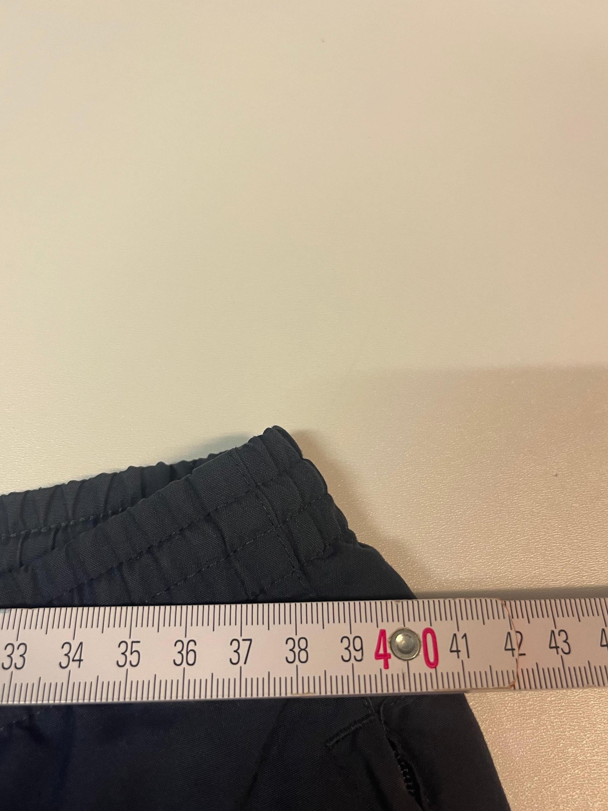 Entdecke unsere Vintage Track Pants von Nike und anderen Marken, erhältlich bei Valuxery.de - Dein Shop für trendige Vintage - Kleidung. Unsere Track Pants sind aus hochwertigen Materialien und