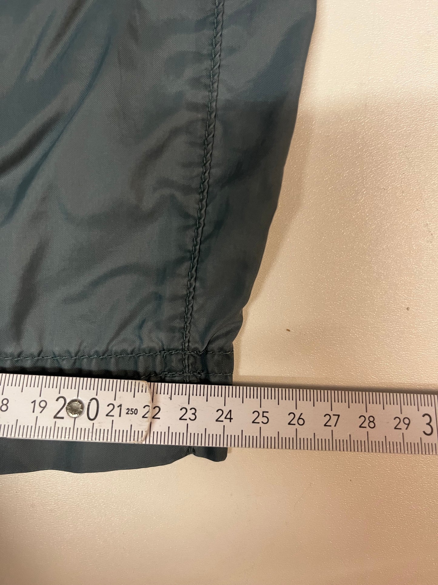Entdecke unsere Vintage Track Pants von Nike und anderen Marken, erhältlich bei Valuxery.de - Dein Shop für trendige Vintage - Kleidung. Unsere Track Pants sind aus hochwertigen Materialien und