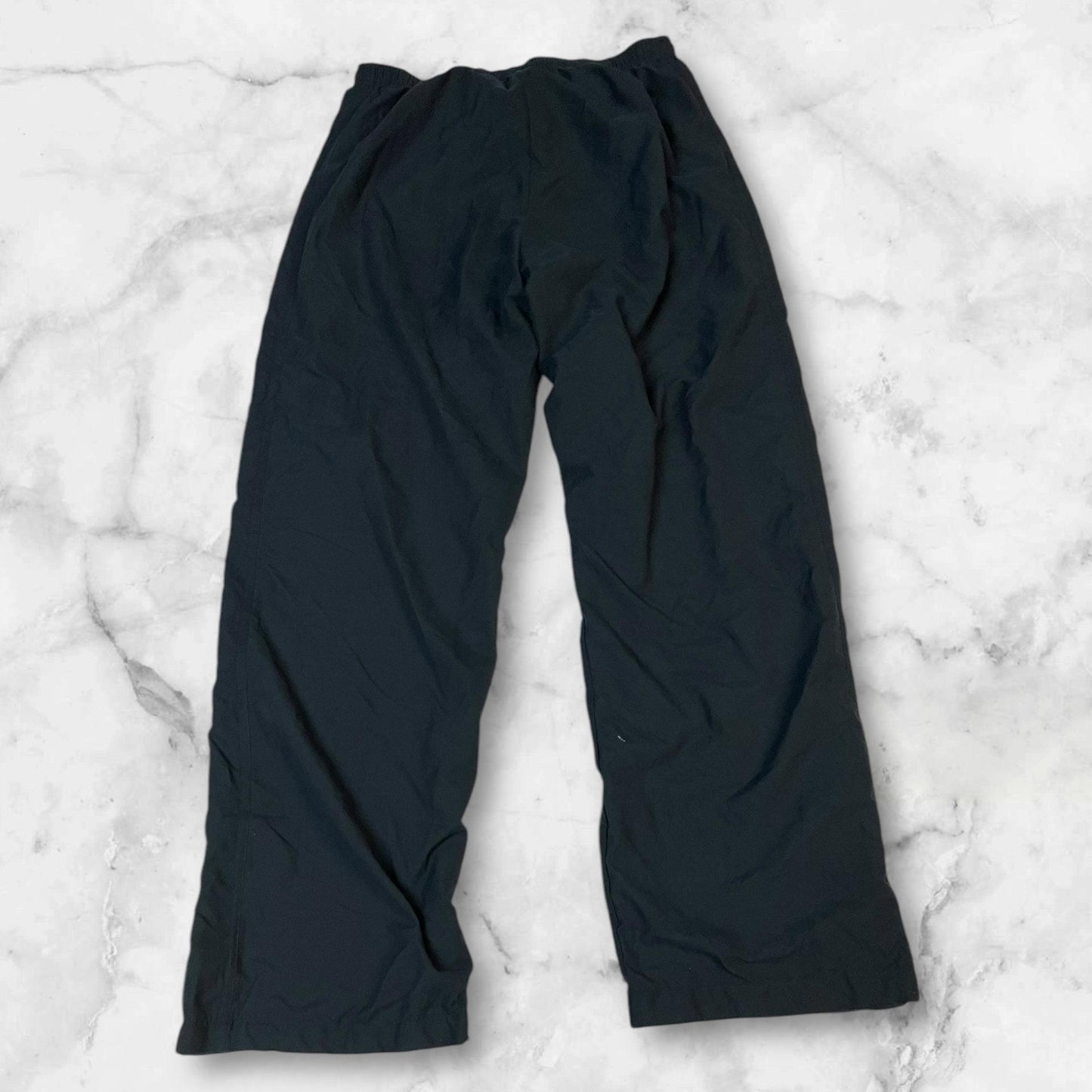 Entdecke unsere Vintage Track Pants von Nike und anderen Marken, erhältlich bei Valuxery.de - Dein Shop für trendige Vintage - Kleidung. Unsere Track Pants sind aus hochwertigen Materialien und