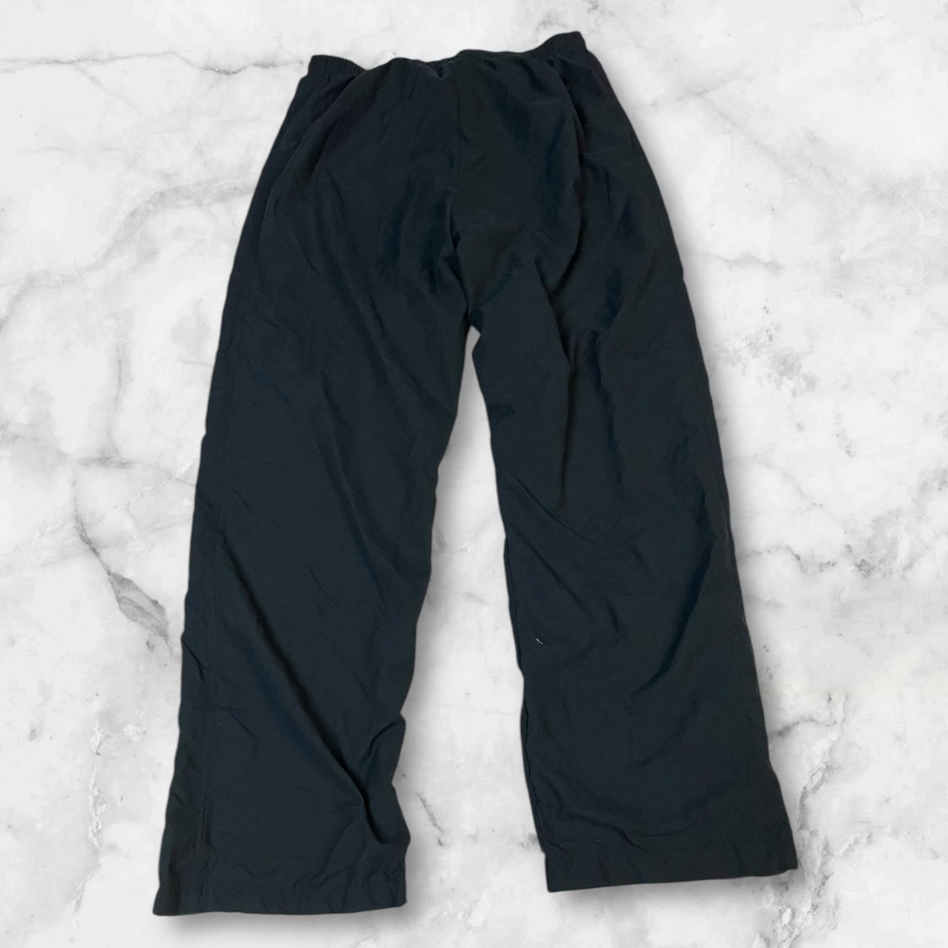 Entdecke unsere Vintage Track Pants von Nike und anderen Marken, erhältlich bei Valuxery.de - Dein Shop für trendige Vintage - Kleidung. Unsere Track Pants sind aus hochwertigen Materialien und