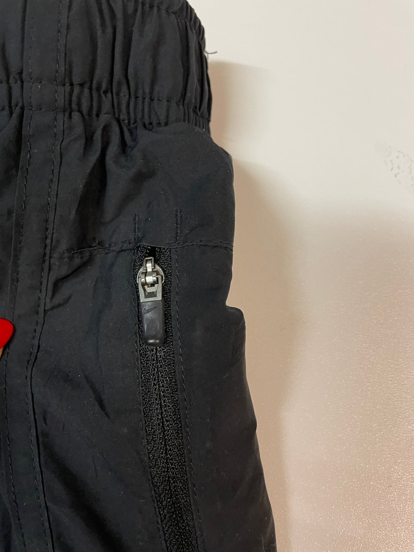 Entdecke unsere Vintage Track Pants von Nike und anderen Marken, erhältlich bei Valuxery.de - Dein Shop für trendige Vintage - Kleidung. Unsere Track Pants sind aus hochwertigen Materialien und