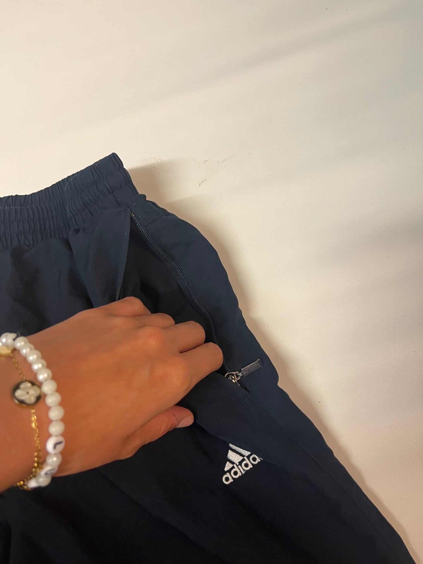 Entdecke unsere Vintage Track Pants von Nike und anderen Marken, erhältlich bei Valuxery.de - Dein Shop für trendige Vintage - Kleidung. Unsere Track Pants sind aus hochwertigen Materialien und