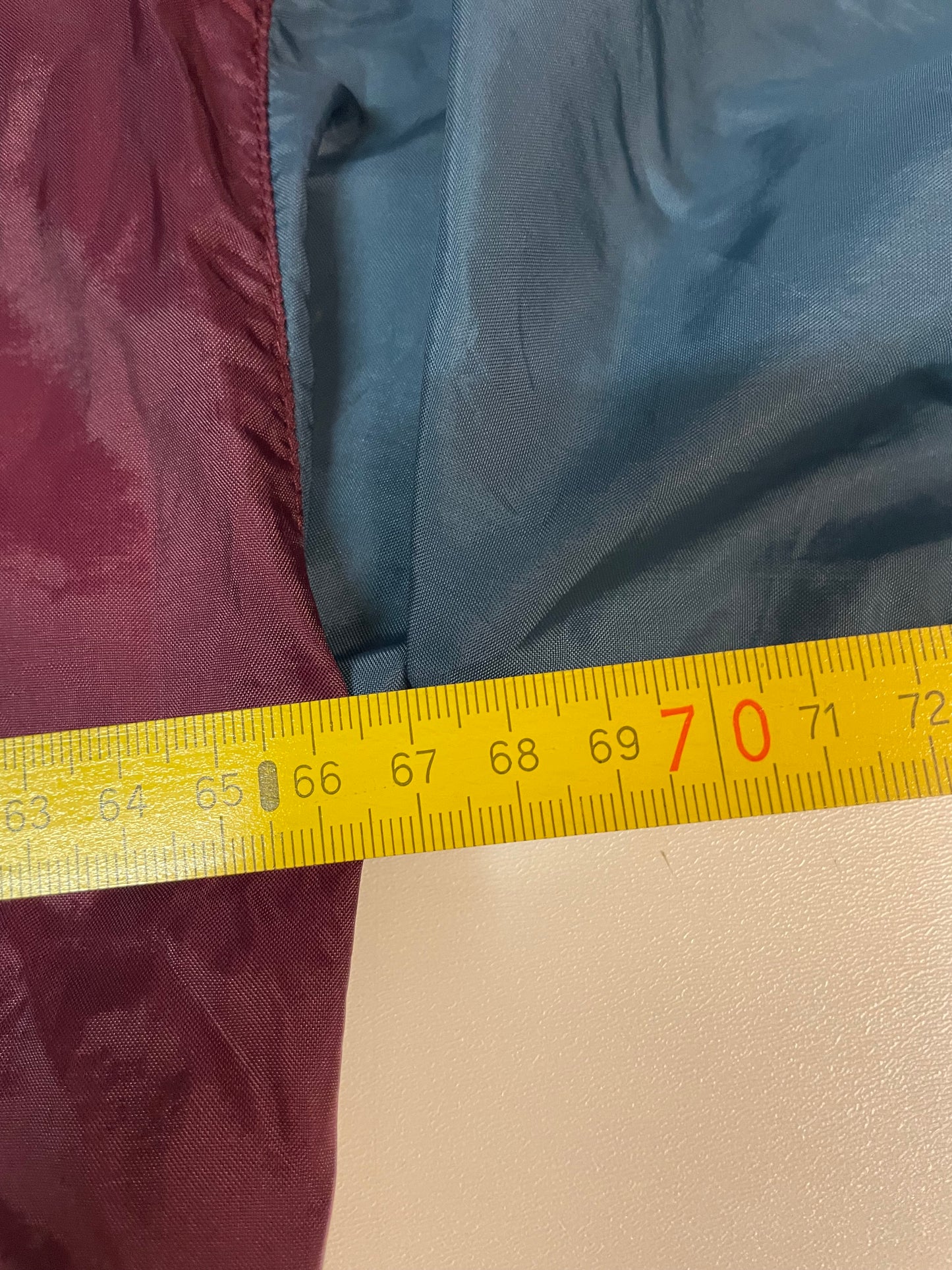Entdecke unsere Vintage Track Pants von Nike und anderen Marken, erhältlich bei Valuxery.de - Dein Shop für trendige Vintage - Kleidung. Unsere Track Pants sind aus hochwertigen Materialien und