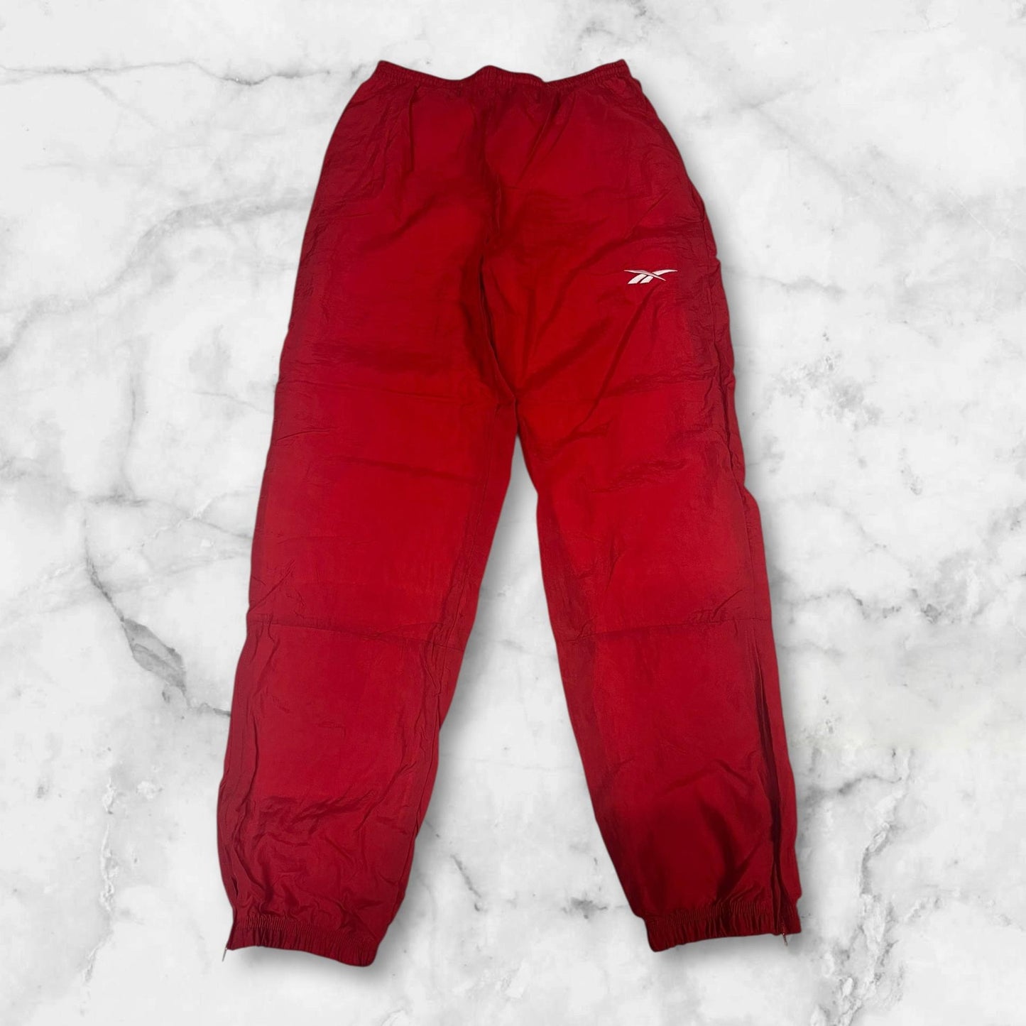 Entdecke unsere Vintage Track Pants von Nike und anderen Marken, erhältlich bei Valuxery.de - Dein Shop für trendige Vintage - Kleidung. Unsere Track Pants sind aus hochwertigen Materialien und