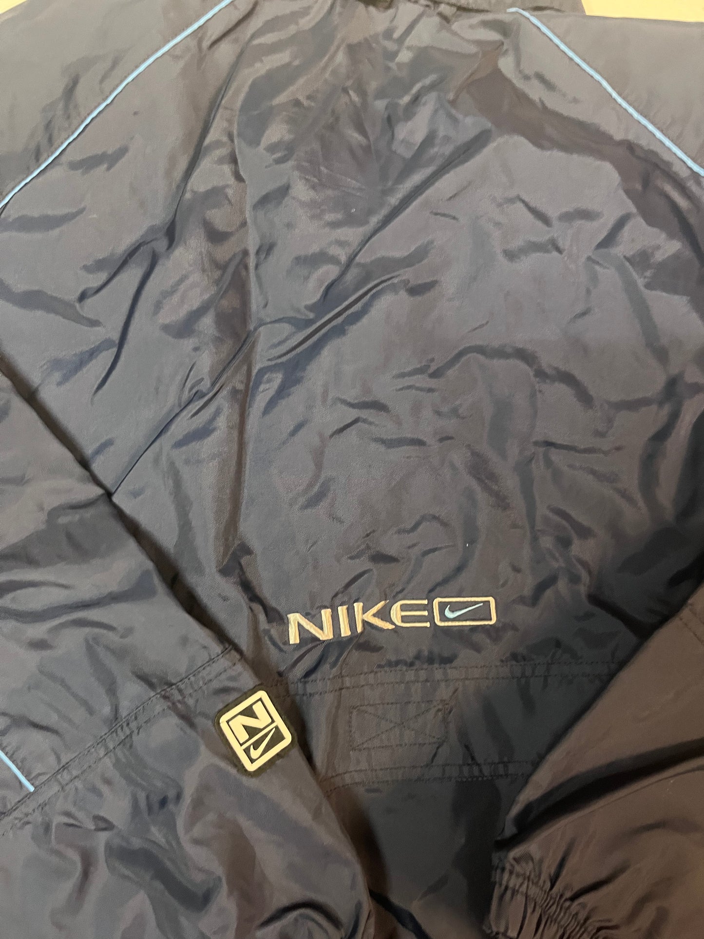 Entdecke unsere Vintage Track Pants von Nike und anderen Marken, erhältlich bei Valuxery.de - Dein Shop für trendige Vintage - Kleidung. Unsere Track Pants sind aus hochwertigen Materialien und