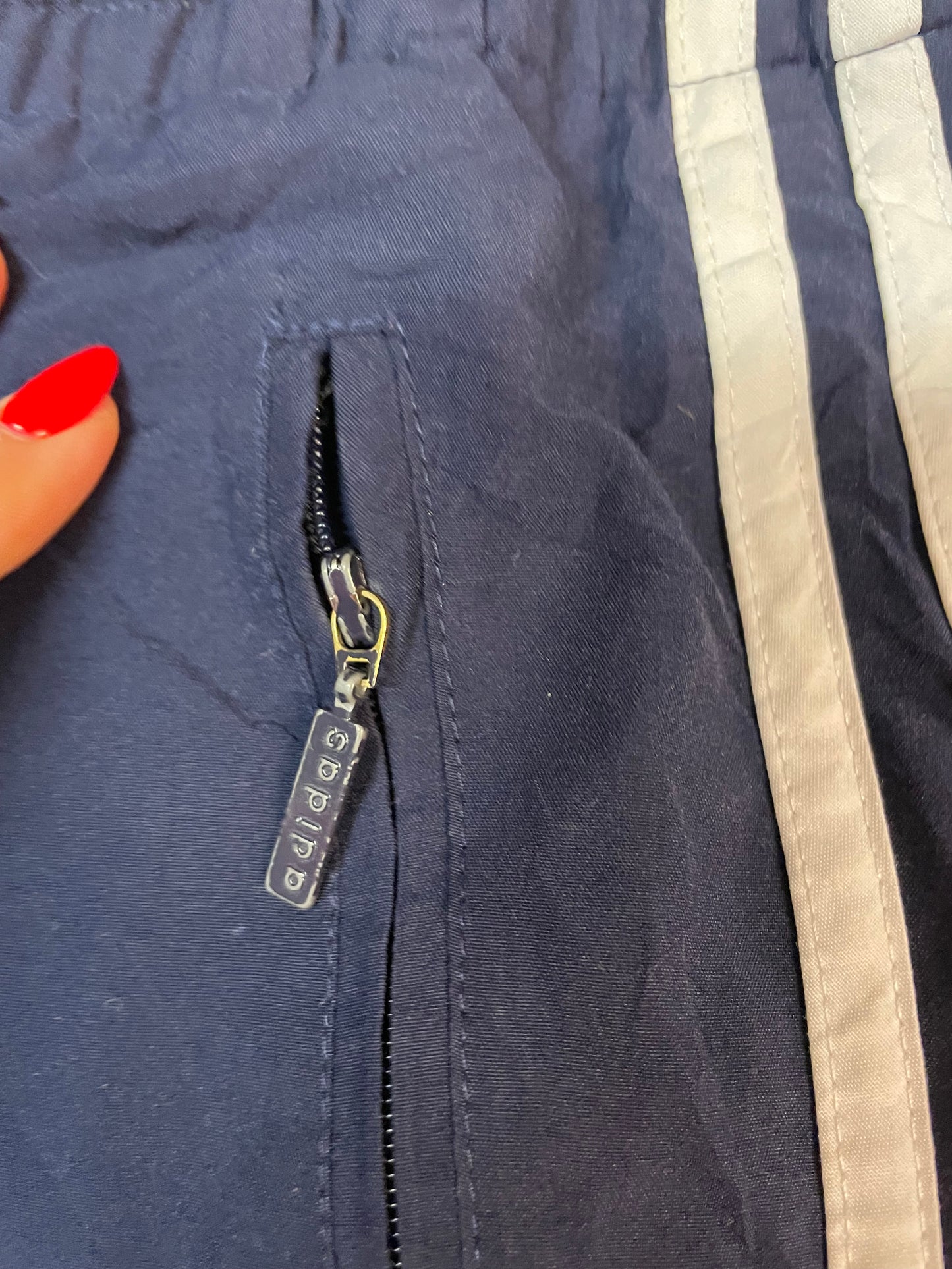 Entdecke unsere Vintage Track Pants von Nike und anderen Marken, erhältlich bei Valuxery.de - Dein Shop für trendige Vintage - Kleidung. Unsere Track Pants sind aus hochwertigen Materialien und