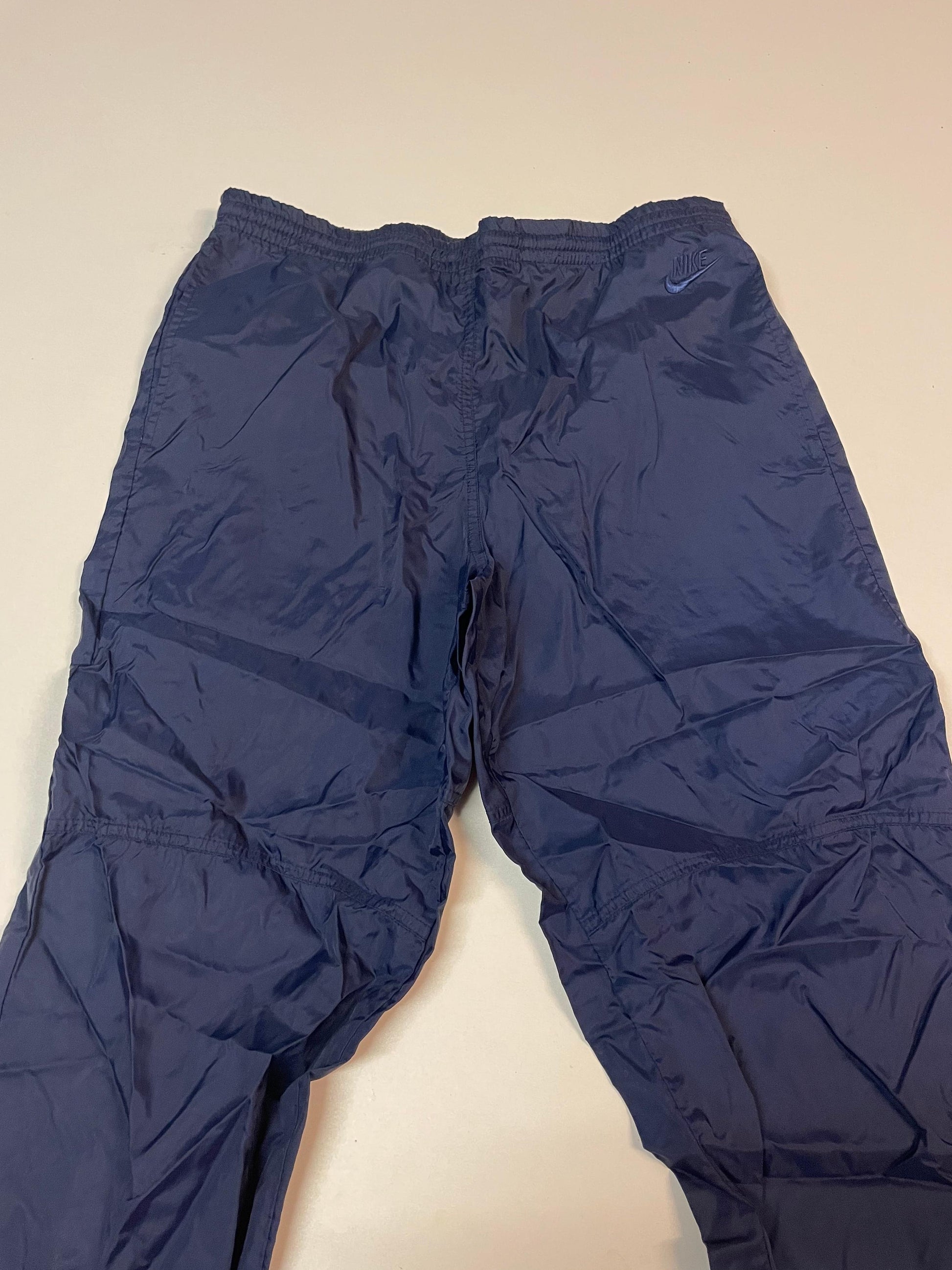 Entdecke unsere Vintage Track Pants von Nike und anderen Marken, erhältlich bei Valuxery.de - Dein Shop für trendige Vintage - Kleidung. Unsere Track Pants sind aus hochwertigen Materialien und