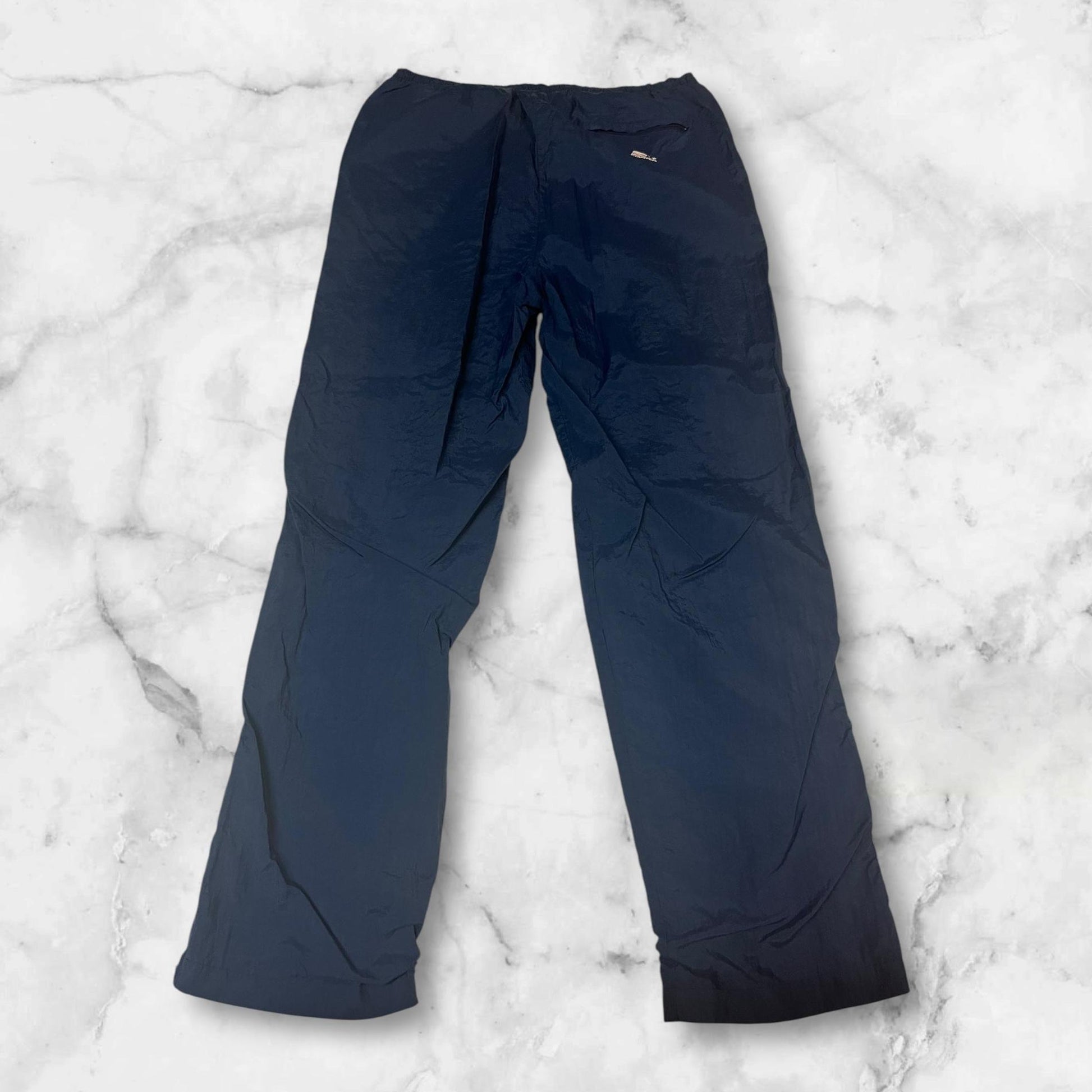 Entdecke unsere Vintage Track Pants von Nike und anderen Marken, erhältlich bei Valuxery.de - Dein Shop für trendige Vintage - Kleidung. Unsere Track Pants sind aus hochwertigen Materialien und