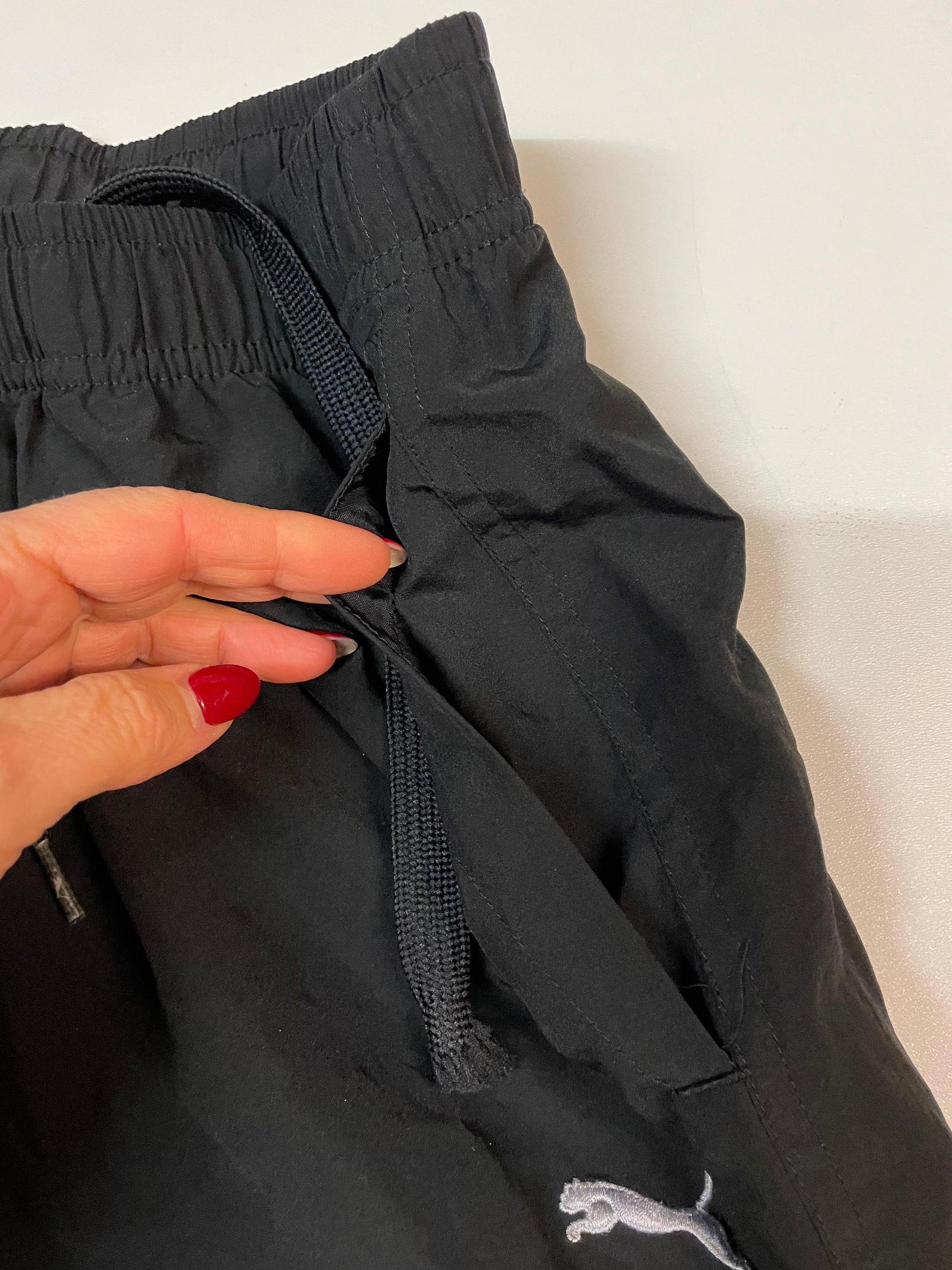 Entdecke unsere Vintage Track Pants von Nike und anderen Marken, erhältlich bei Valuxery.de - Dein Shop für trendige Vintage - Kleidung. Unsere Track Pants sind aus hochwertigen Materialien und