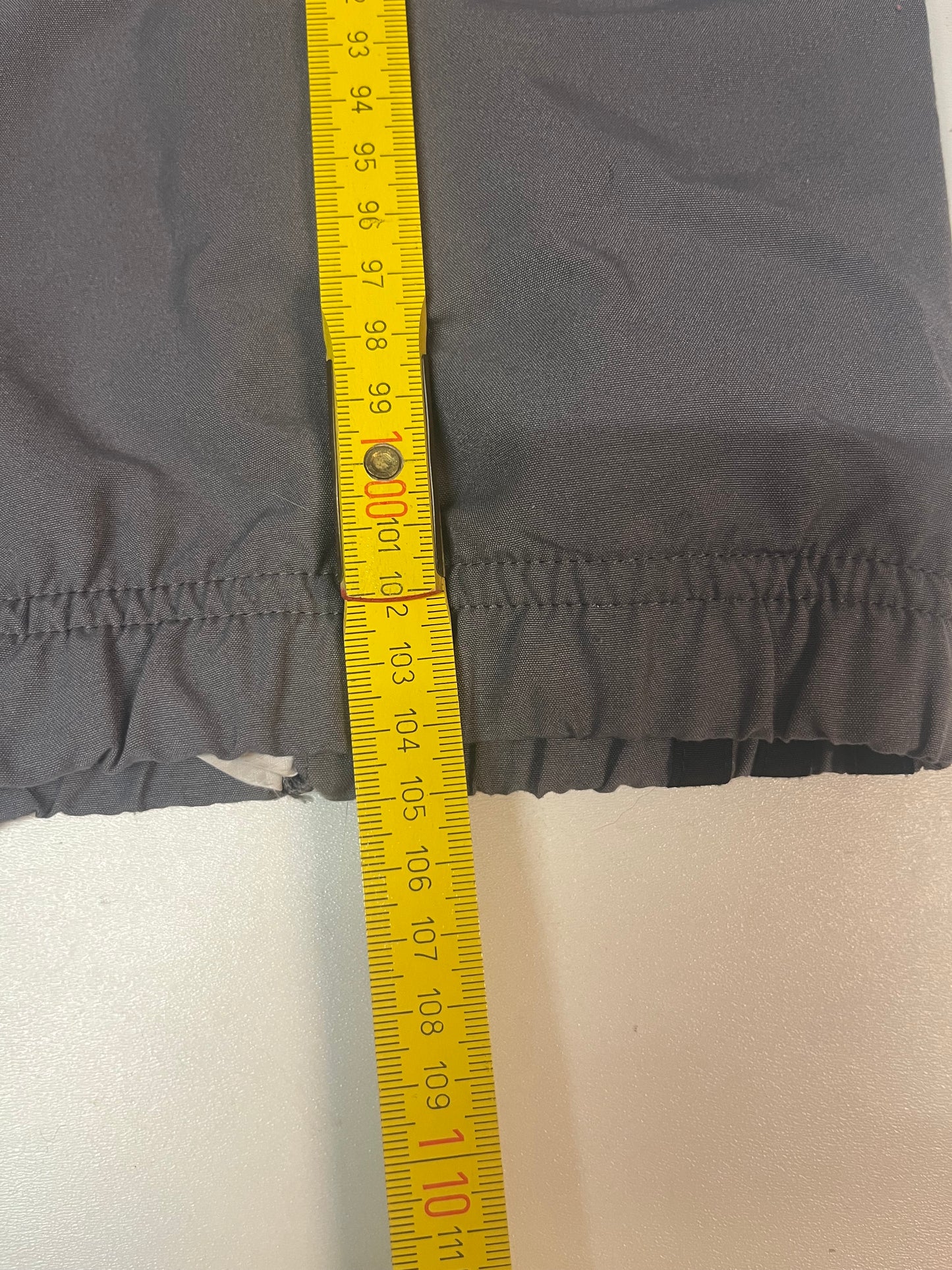 Entdecke unsere Vintage Track Pants von Nike und anderen Marken, erhältlich bei Valuxery.de - Dein Shop für trendige Vintage - Kleidung. Unsere Track Pants sind aus hochwertigen Materialien und