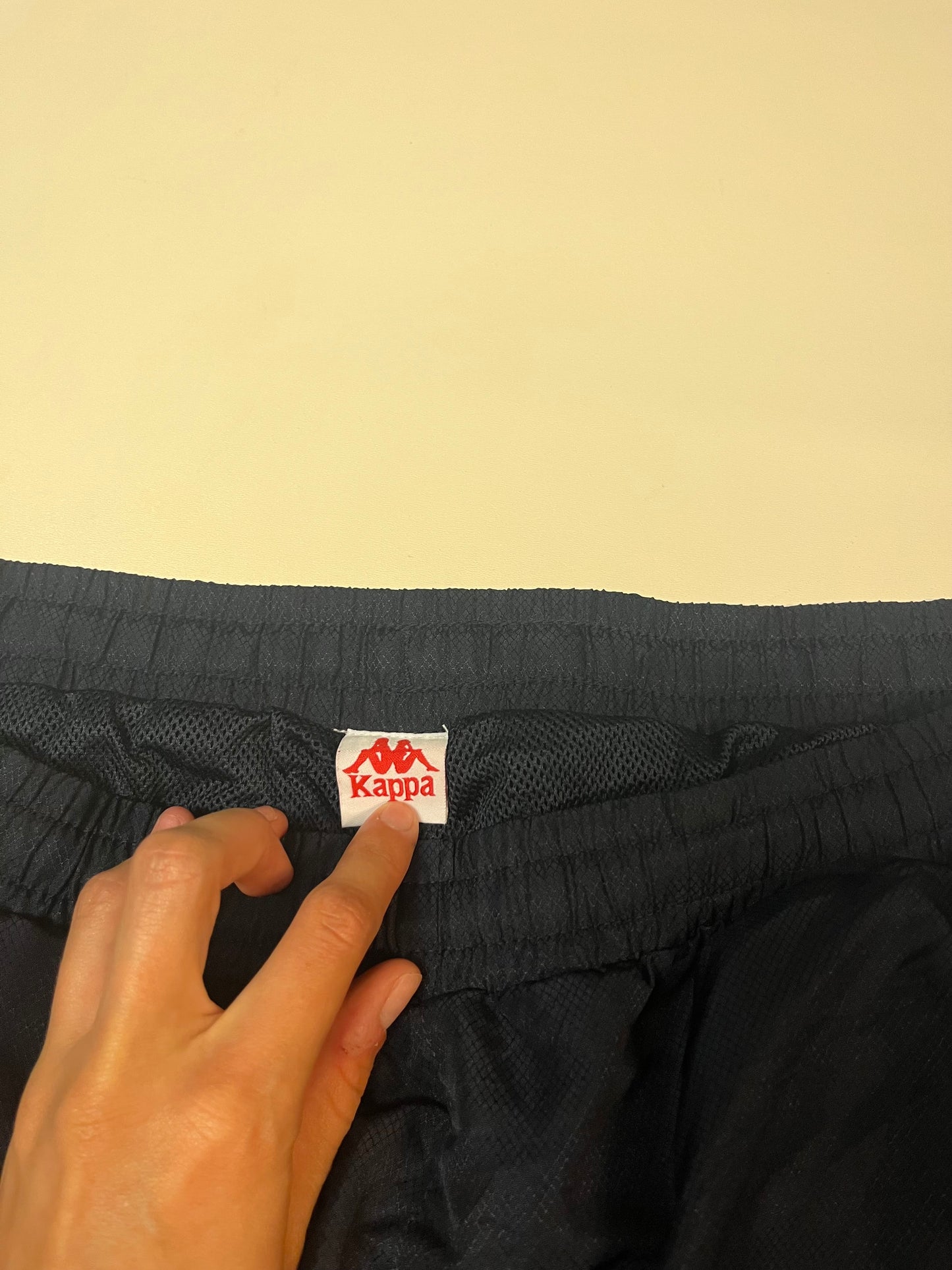 Entdecke unsere Vintage Track Pants von Nike und anderen Marken, erhältlich bei Valuxery.de - Dein Shop für trendige Vintage - Kleidung. Unsere Track Pants sind aus hochwertigen Materialien und