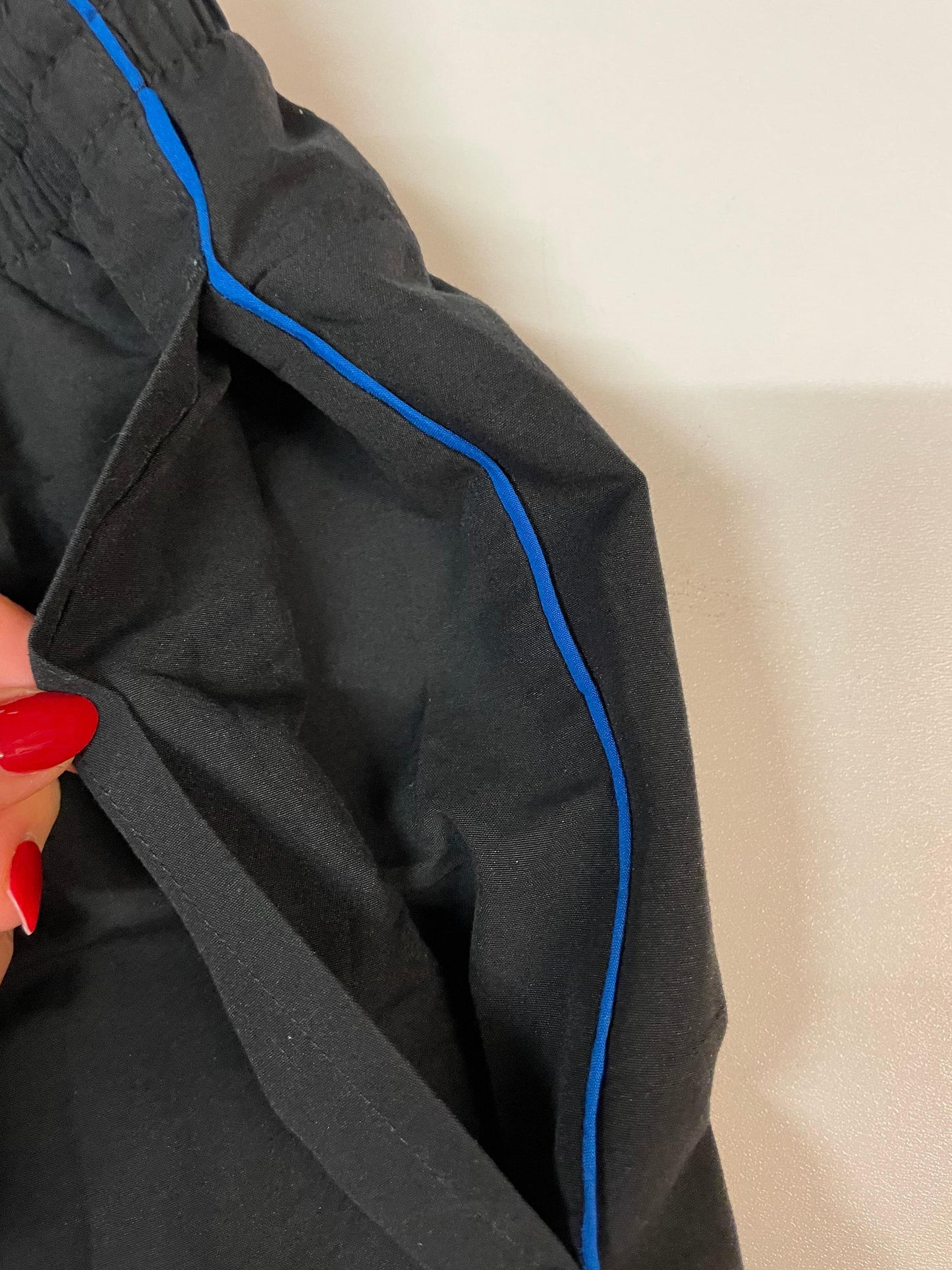 Entdecke unsere Vintage Track Pants von Nike und anderen Marken, erhältlich bei Valuxery.de - Dein Shop für trendige Vintage - Kleidung. Unsere Track Pants sind aus hochwertigen Materialien und