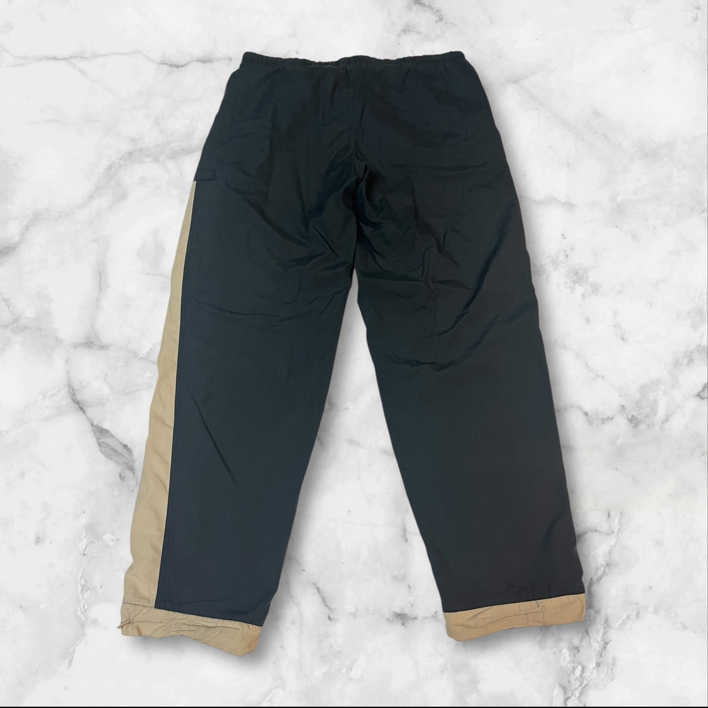 Entdecke unsere Vintage Track Pants von Nike und anderen Marken, erhältlich bei Valuxery.de - Dein Shop für trendige Vintage - Kleidung. Unsere Track Pants sind aus hochwertigen Materialien und