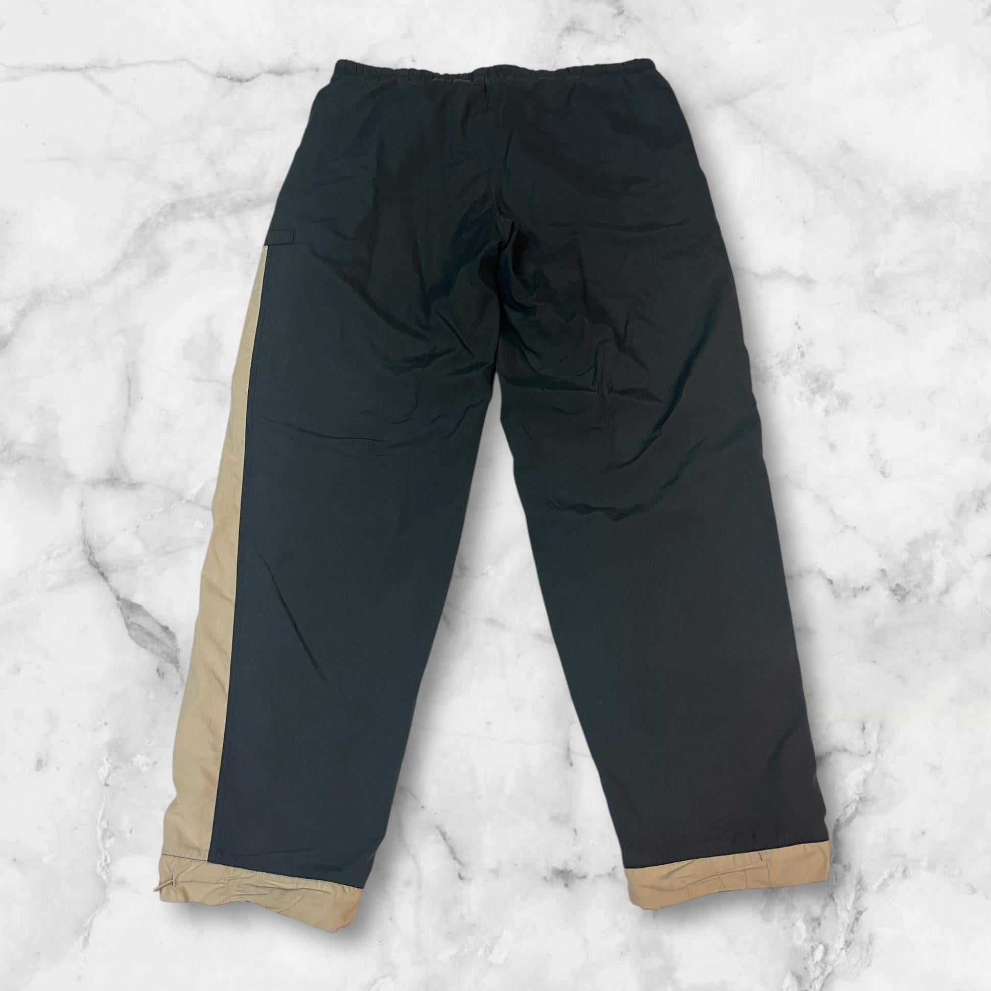 Entdecke unsere Vintage Track Pants von Nike und anderen Marken, erhältlich bei Valuxery.de - Dein Shop für trendige Vintage - Kleidung. Unsere Track Pants sind aus hochwertigen Materialien und