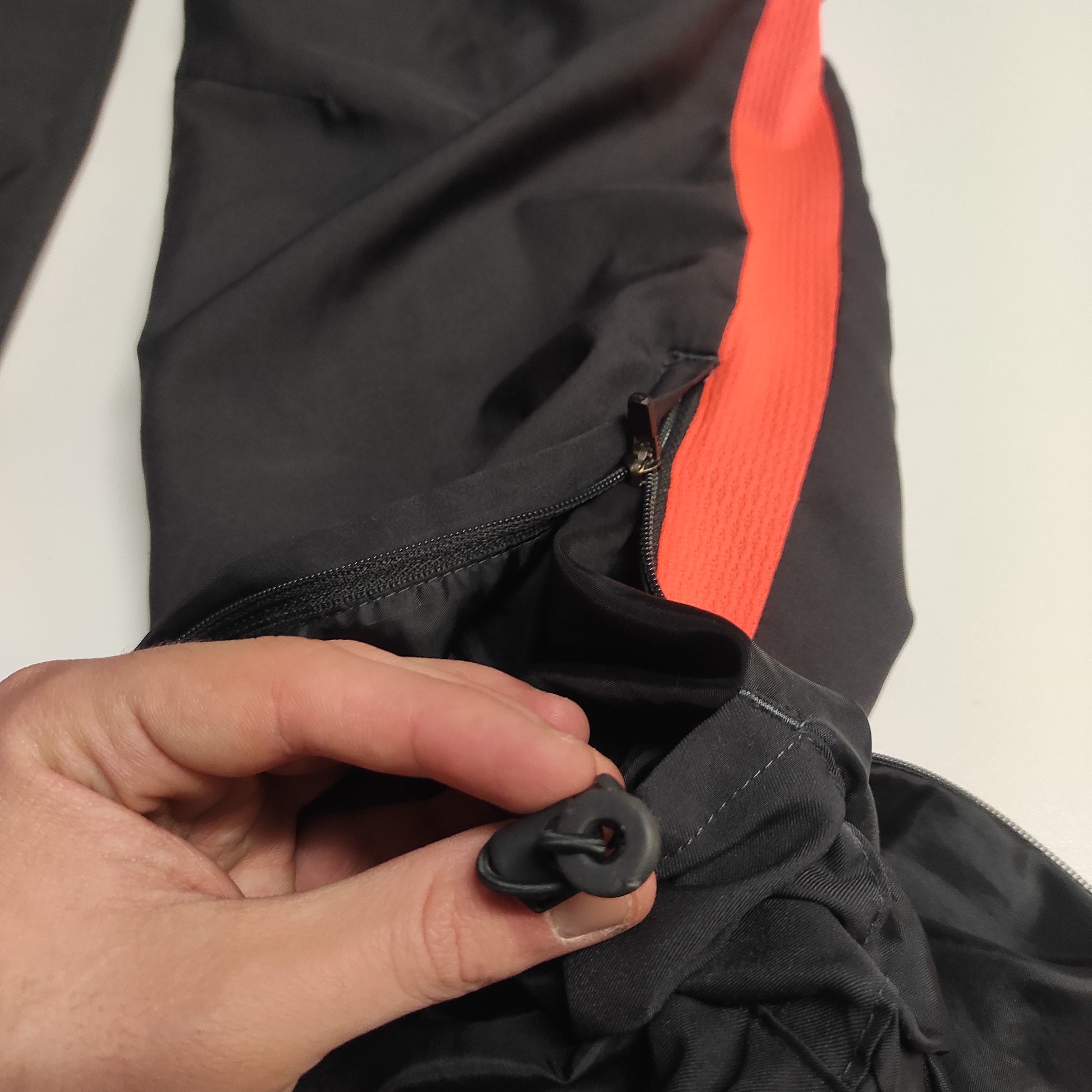 Entdecke unsere Vintage Track Pants von Nike und anderen Marken, erhältlich bei Valuxery.de - Dein Shop für trendige Vintage - Kleidung. Unsere Track Pants sind aus hochwertigen Materialien und