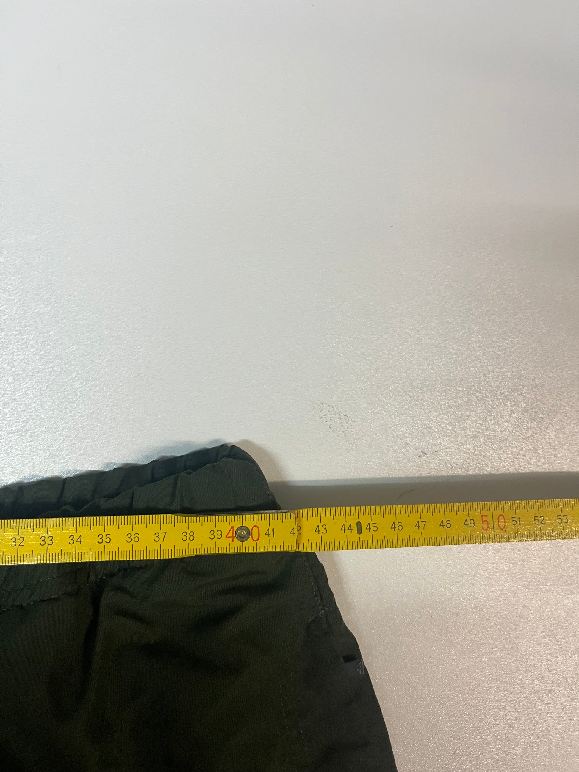 Entdecke unsere Vintage Track Pants von Nike und anderen Marken, erhältlich bei Valuxery.de - Dein Shop für trendige Vintage - Kleidung. Unsere Track Pants sind aus hochwertigen Materialien und