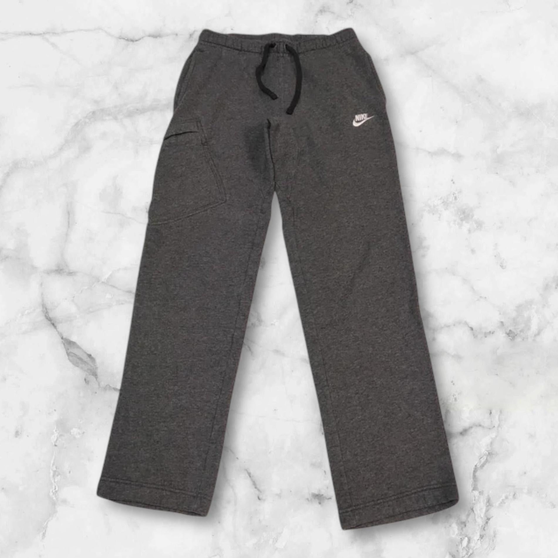 Entdecke unsere Vintage Track Pants von Nike und anderen Marken, erhältlich bei Valuxery.de - Dein Shop für trendige Vintage - Kleidung. Unsere Track Pants sind aus hochwertigen Materialien und