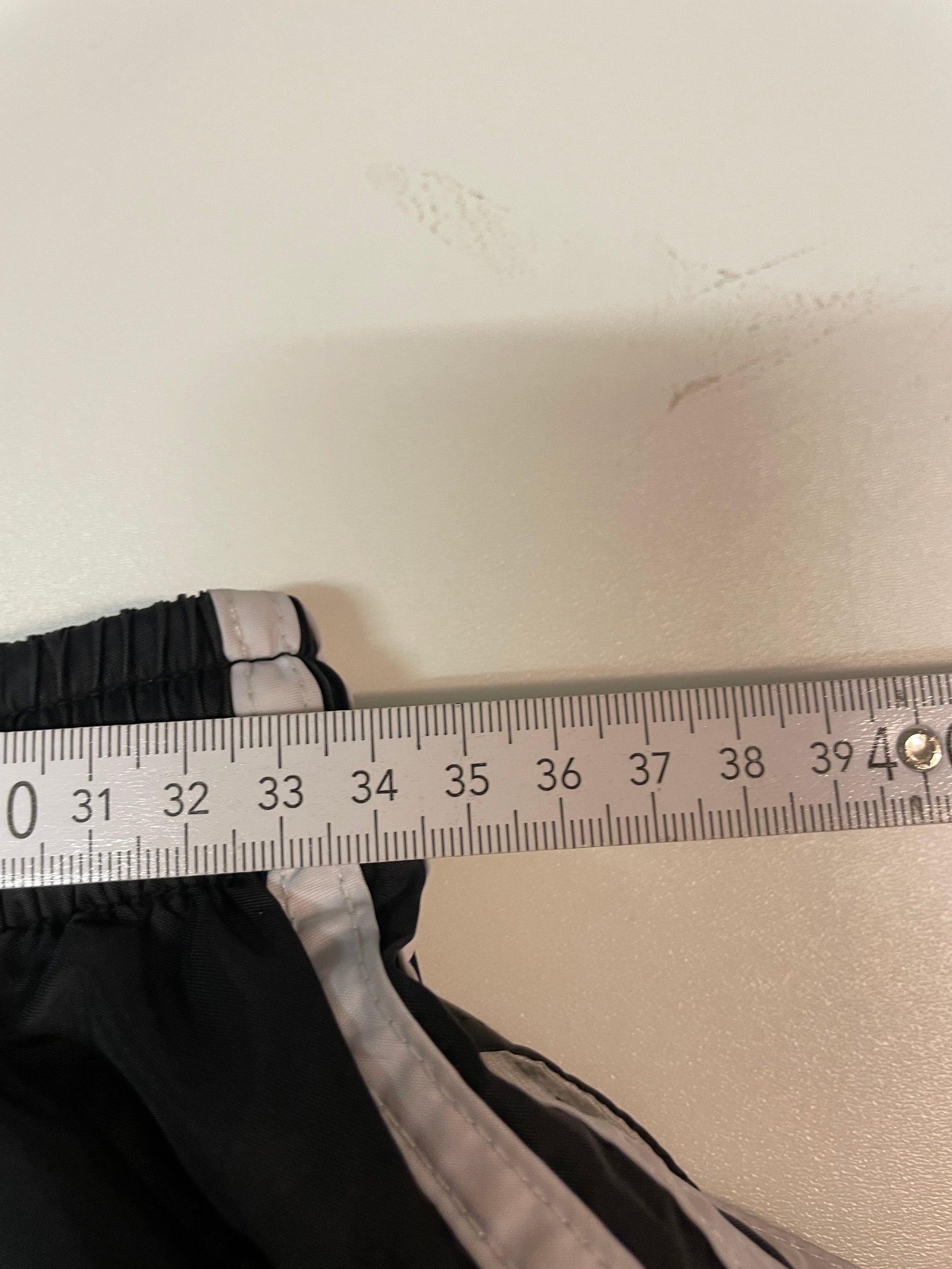 Entdecke unsere Vintage Track Pants von Nike und anderen Marken, erhältlich bei Valuxery.de - Dein Shop für trendige Vintage - Kleidung. Unsere Track Pants sind aus hochwertigen Materialien und