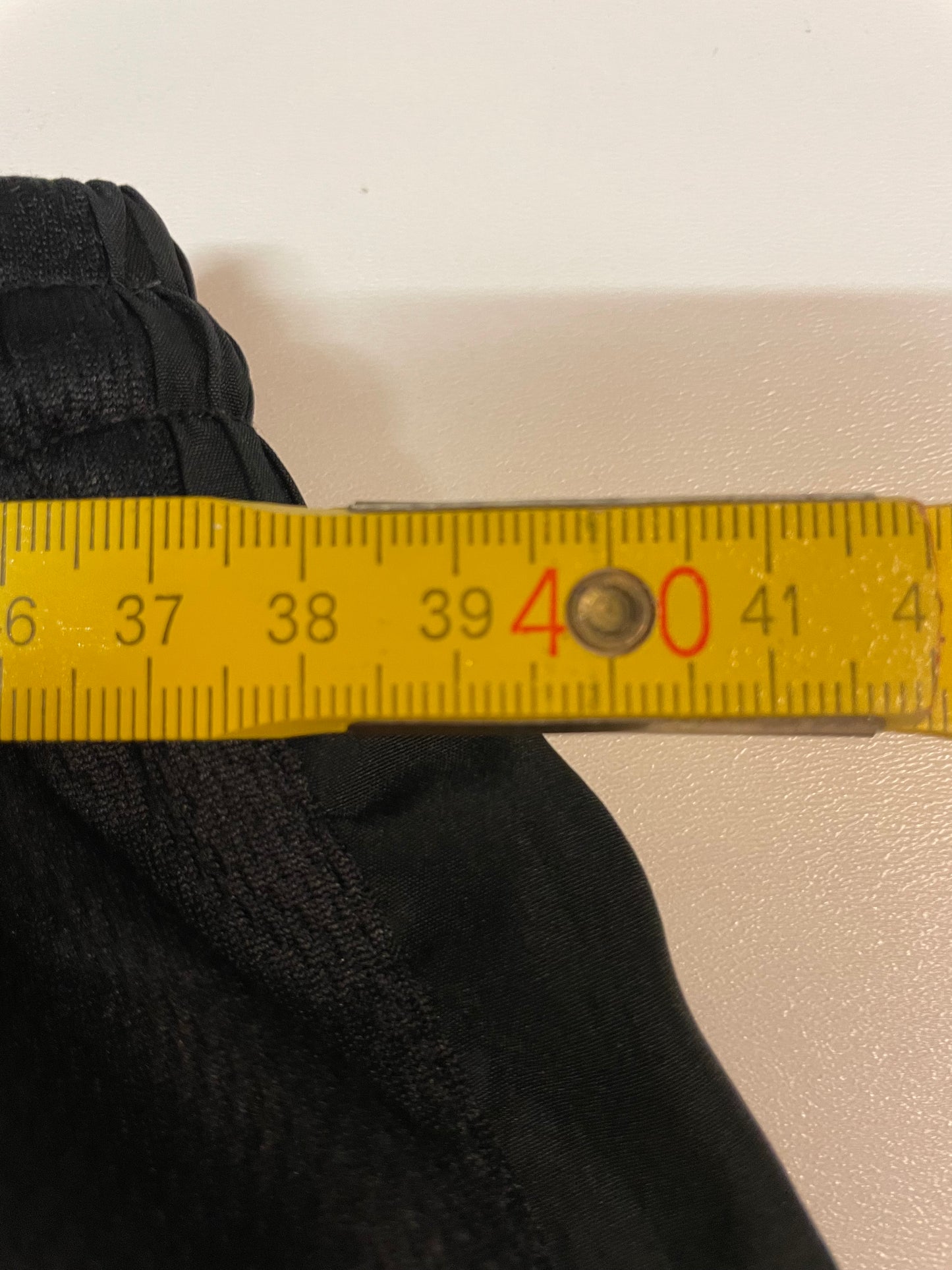 Entdecke unsere Vintage Track Pants von Nike und anderen Marken, erhältlich bei Valuxery.de - Dein Shop für trendige Vintage - Kleidung. Unsere Track Pants sind aus hochwertigen Materialien und