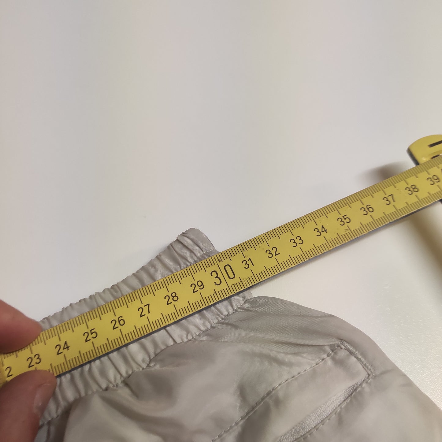 Entdecke unsere Vintage Track Pants von Nike und anderen Marken, erhältlich bei Valuxery.de - Dein Shop für trendige Vintage - Kleidung. Unsere Track Pants sind aus hochwertigen Materialien und