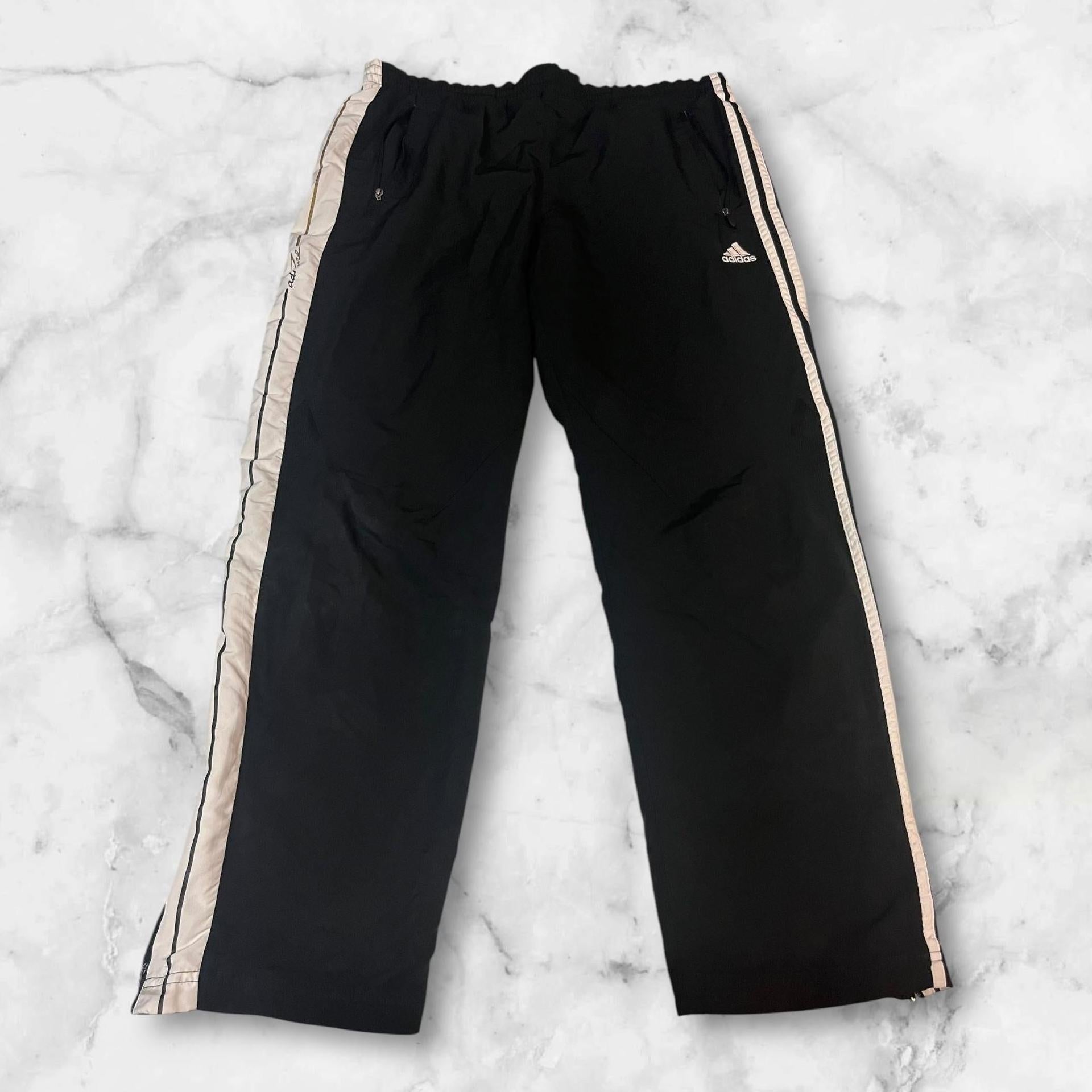 Entdecke unsere Vintage Track Pants von Nike und anderen Marken, erhältlich bei Valuxery.de - Dein Shop für trendige Vintage - Kleidung. Unsere Track Pants sind aus hochwertigen Materialien und
