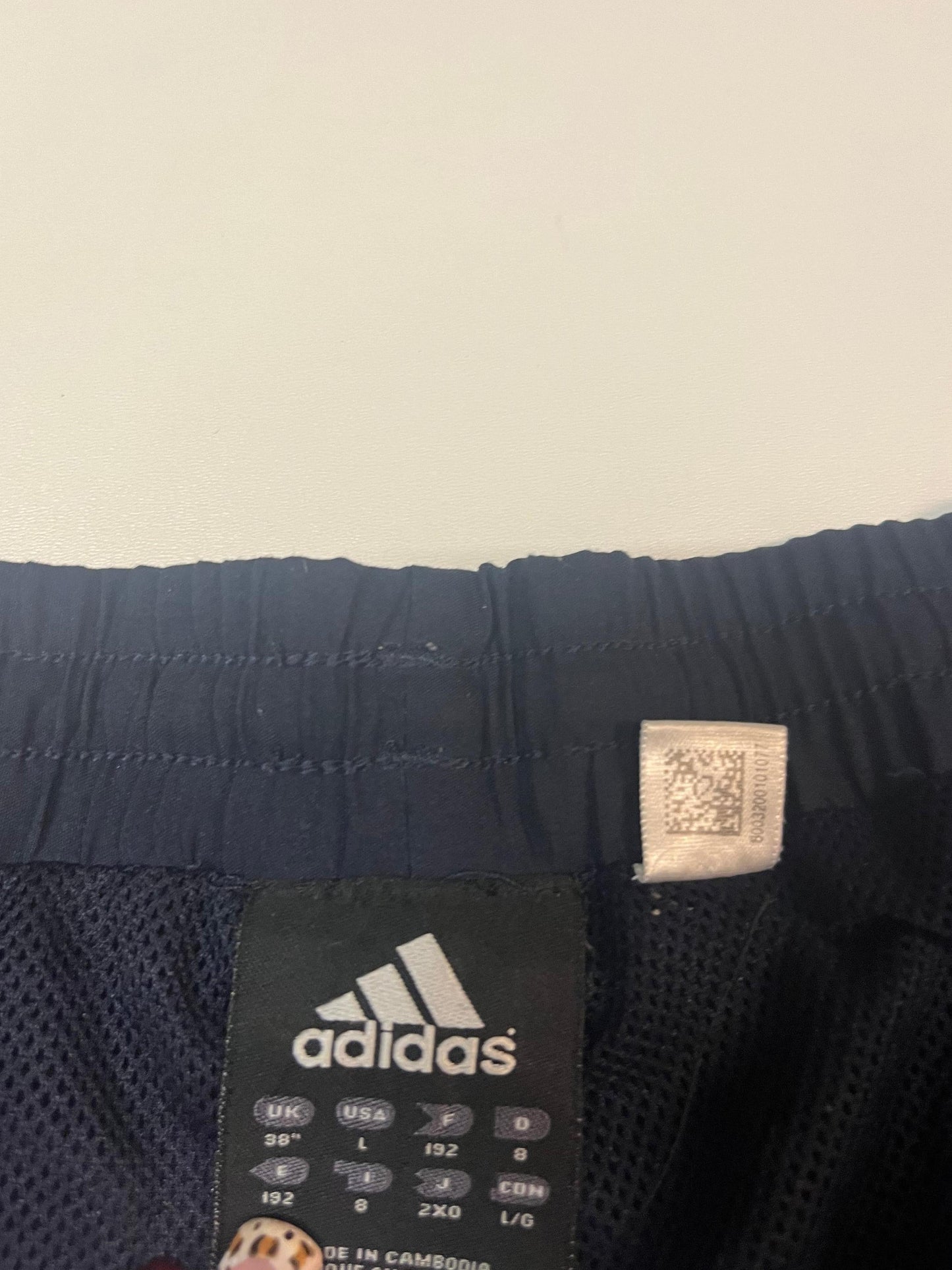 Entdecke unsere Vintage Track Pants von Nike und anderen Marken, erhältlich bei Valuxery.de - Dein Shop für trendige Vintage - Kleidung. Unsere Track Pants sind aus hochwertigen Materialien und