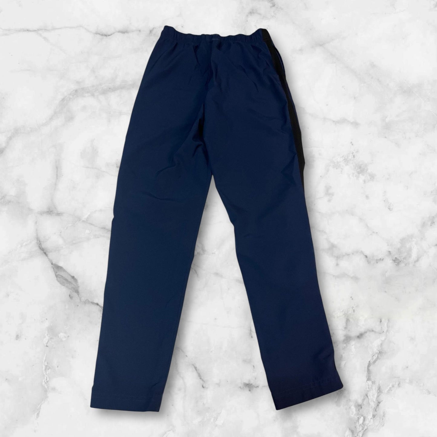 Entdecke unsere Vintage Track Pants von Nike und anderen Marken, erhältlich bei Valuxery.de - Dein Shop für trendige Vintage - Kleidung. Unsere Track Pants sind aus hochwertigen Materialien und