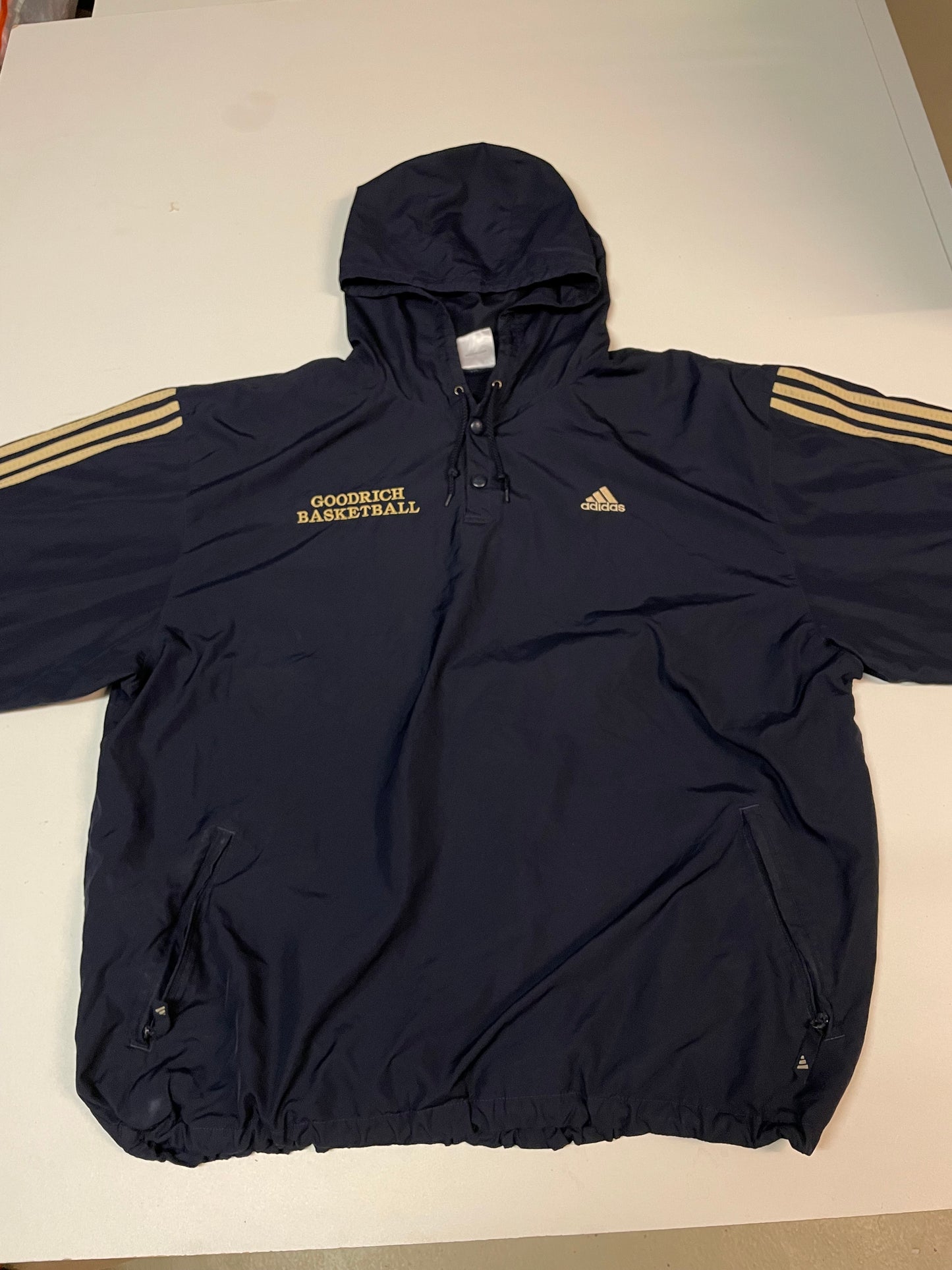 Entdecke unsere Vintage Track Pants von Nike und anderen Marken, erhältlich bei Valuxery.de - Dein Shop für trendige Vintage - Kleidung. Unsere Track Pants sind aus hochwertigen Materialien und