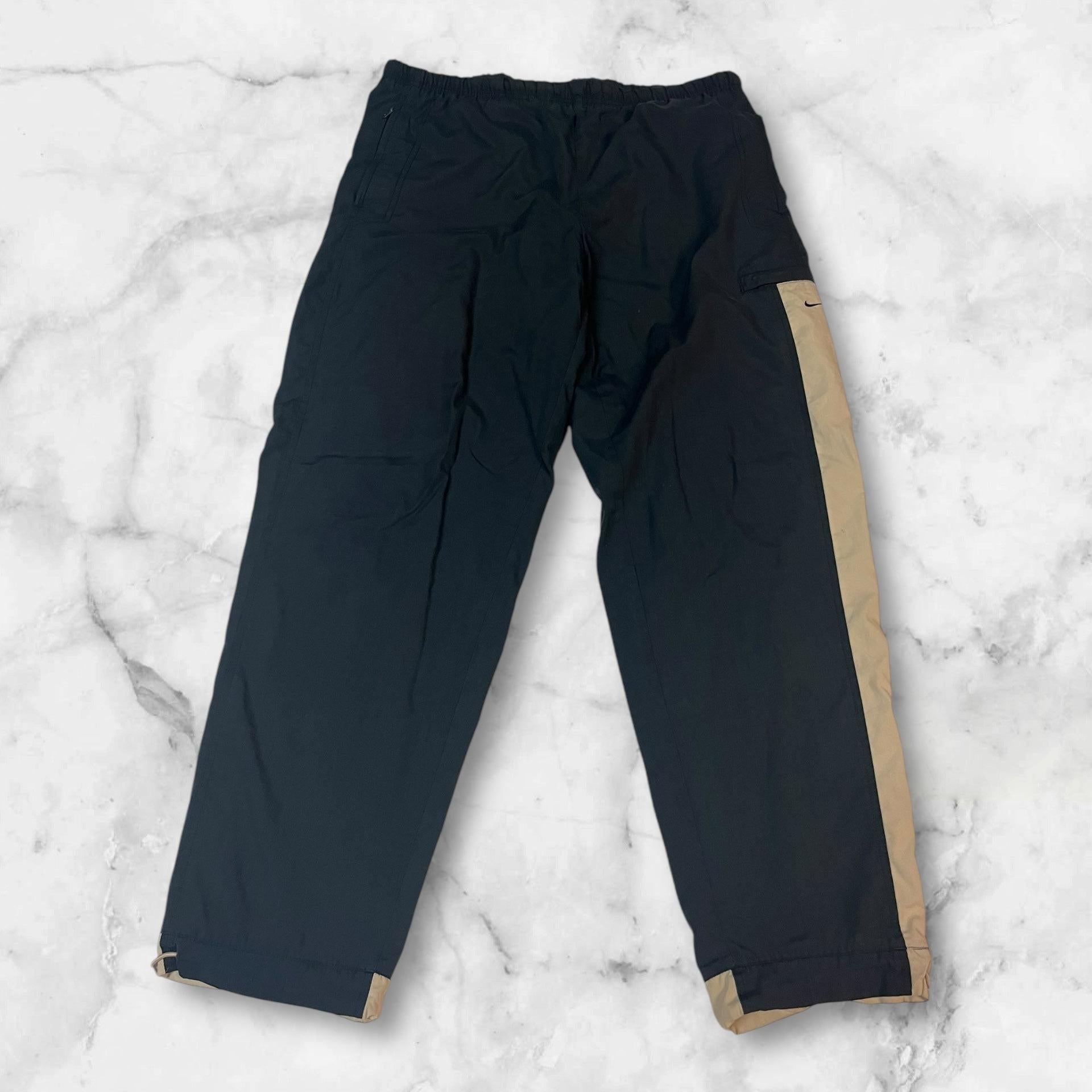 Entdecke unsere Vintage Track Pants von Nike und anderen Marken, erhältlich bei Valuxery.de - Dein Shop für trendige Vintage - Kleidung. Unsere Track Pants sind aus hochwertigen Materialien und