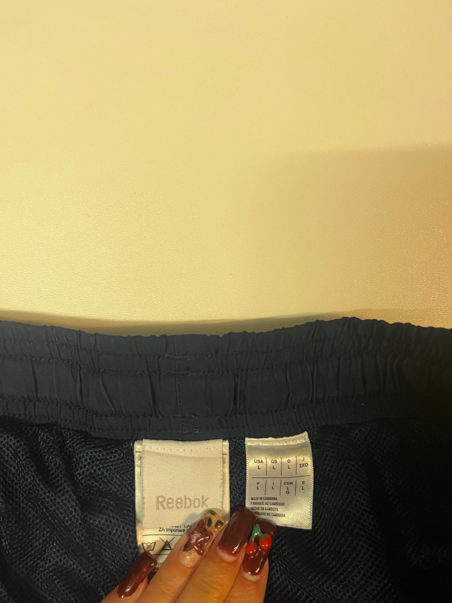 Entdecke unsere Vintage Track Pants von Nike und anderen Marken, erhältlich bei Valuxery.de - Dein Shop für trendige Vintage - Kleidung. Unsere Track Pants sind aus hochwertigen Materialien und