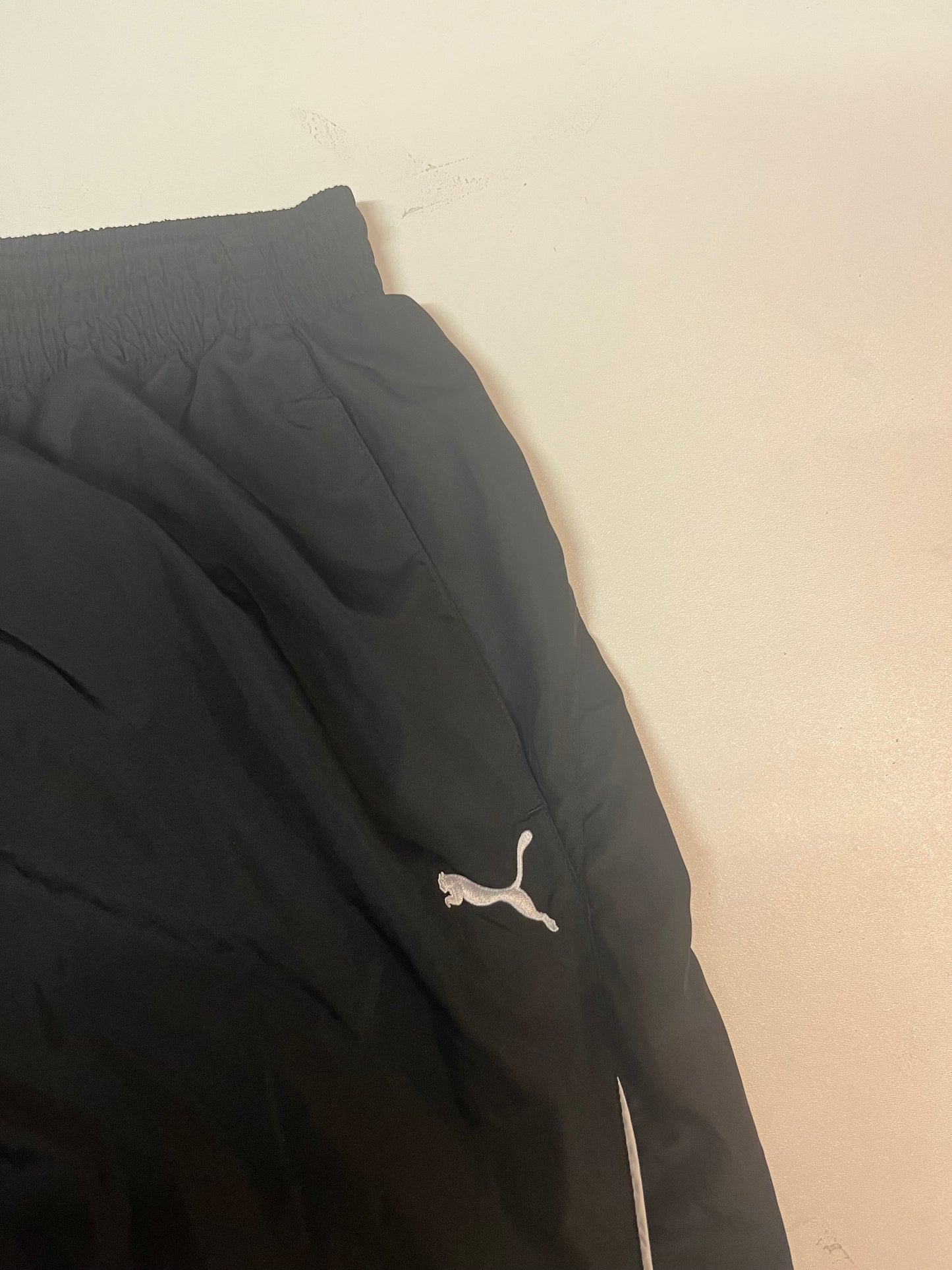 Entdecke unsere Vintage Track Pants von Nike und anderen Marken, erhältlich bei Valuxery.de - Dein Shop für trendige Vintage - Kleidung. Unsere Track Pants sind aus hochwertigen Materialien und